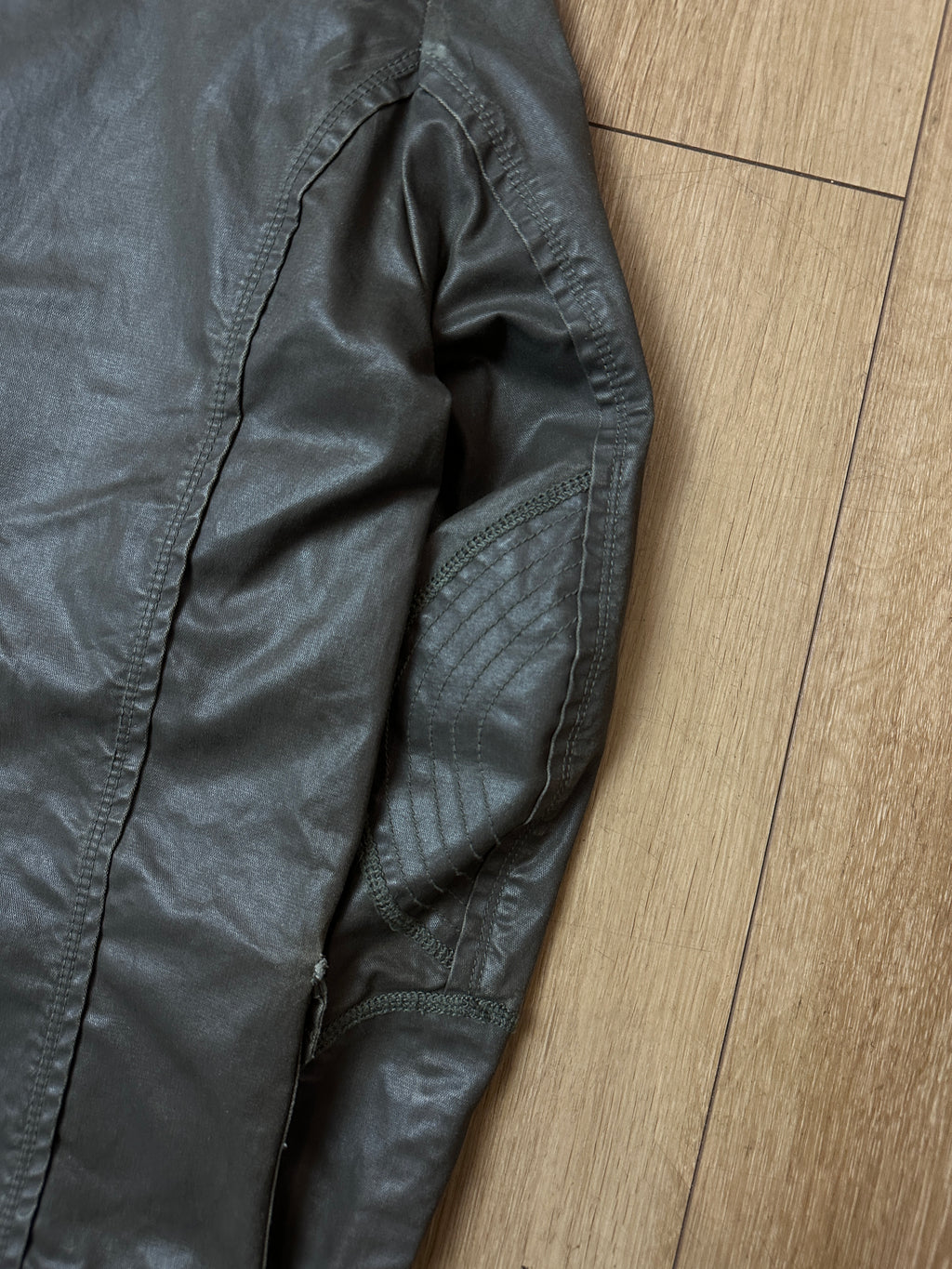 Detailliertes produktbild von Vintage Waxed Khaki Diesel Hooded Parka L/XL vom Ärmel 