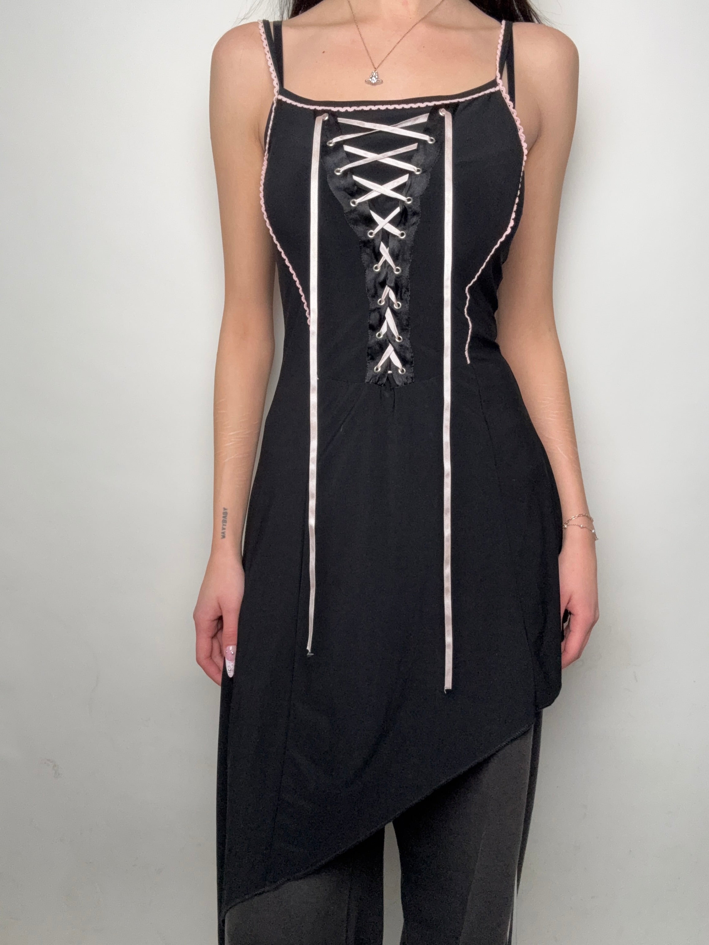 Vintage Black Asymmetrical Laced Up Dress für Damen Y2K Second Hand 2000s Fashion