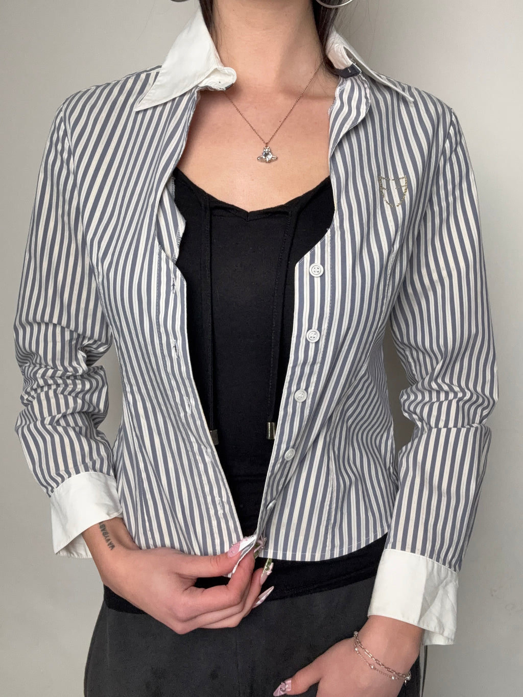 Vintage White and Blue Striped Button Up Blouse für Frauen. Y2K Second Hand 2000s Fashion