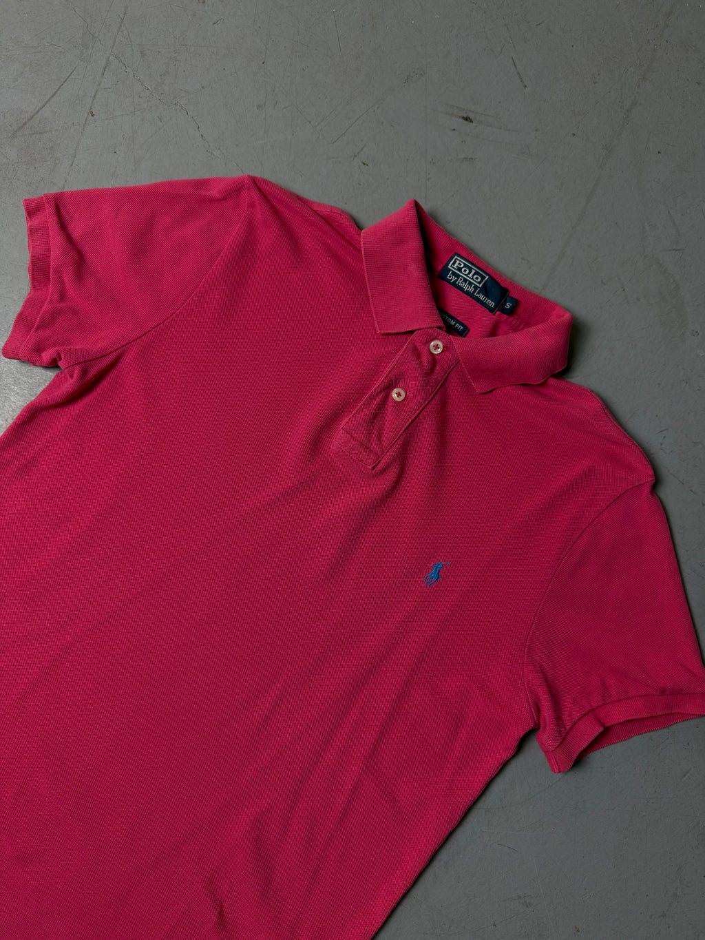 Detailbild von einem Vintage Ralph Lauren Pink Polo Shirt von Kragen