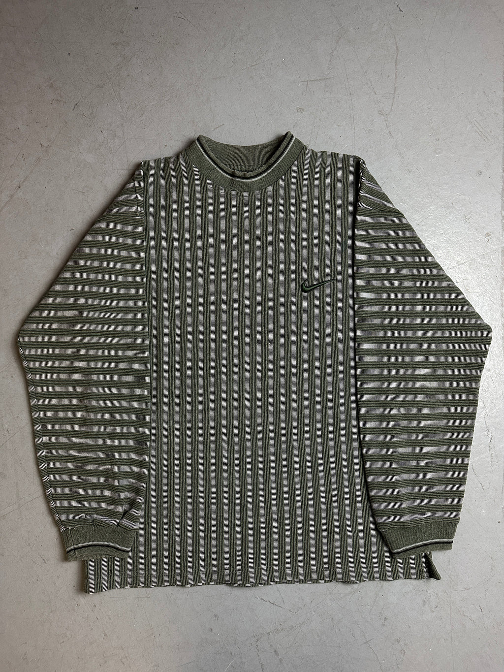 Produktbild von Vintage Nike Green Striped Sweater von vorne