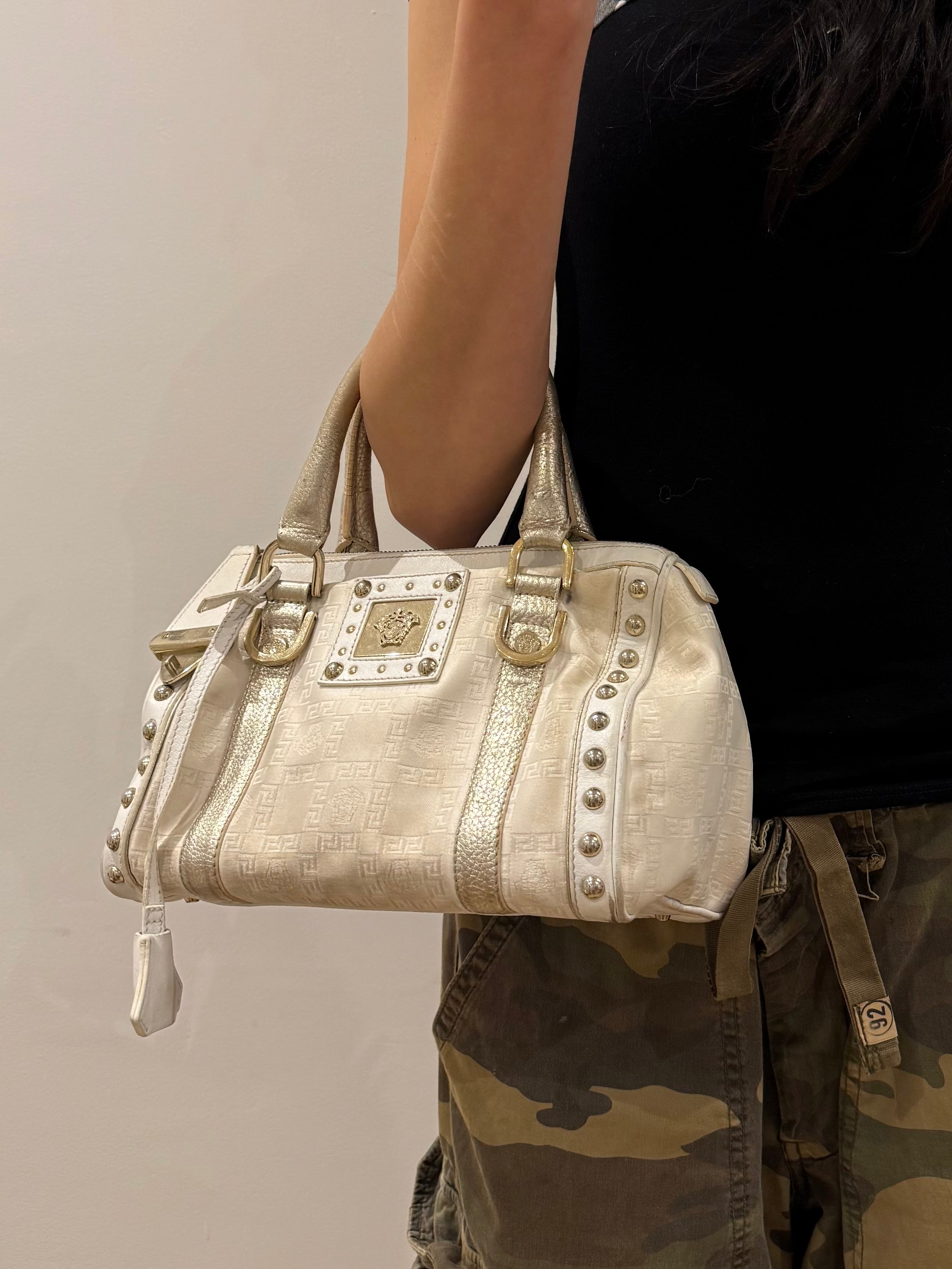 Tragebild von einer Vintage Versace White Boston Leather Bag von vorne