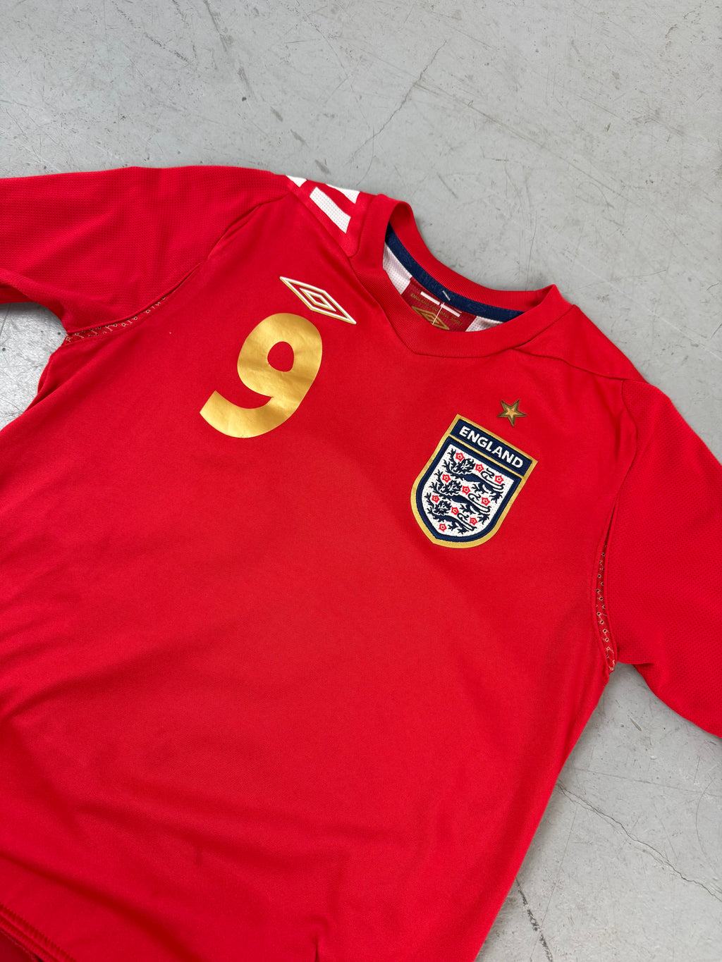 Vintage Umbro England 06-08 Away Jersey für Männer. Secondhand Y2K 2000s Fashion