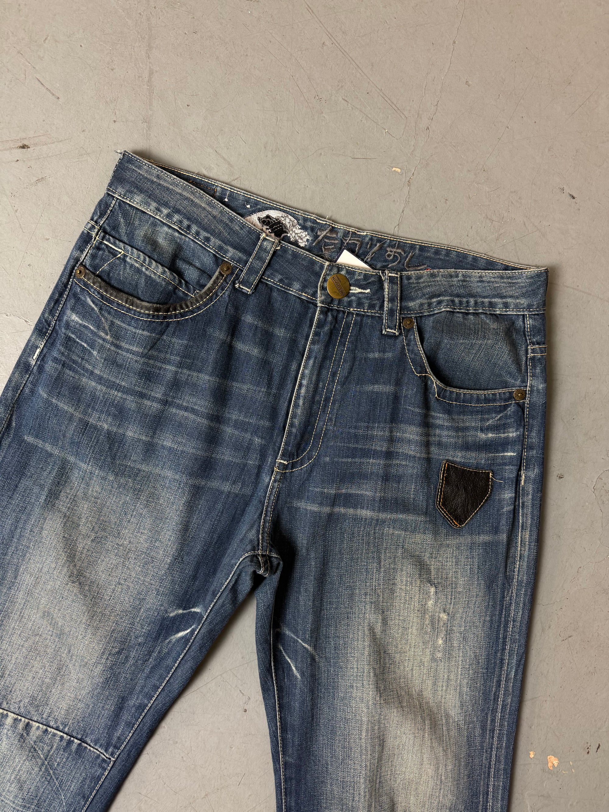 Detailbild von einer Vintage Big Train Baggy Jeans with Studded Back Pockets von Hosenbund