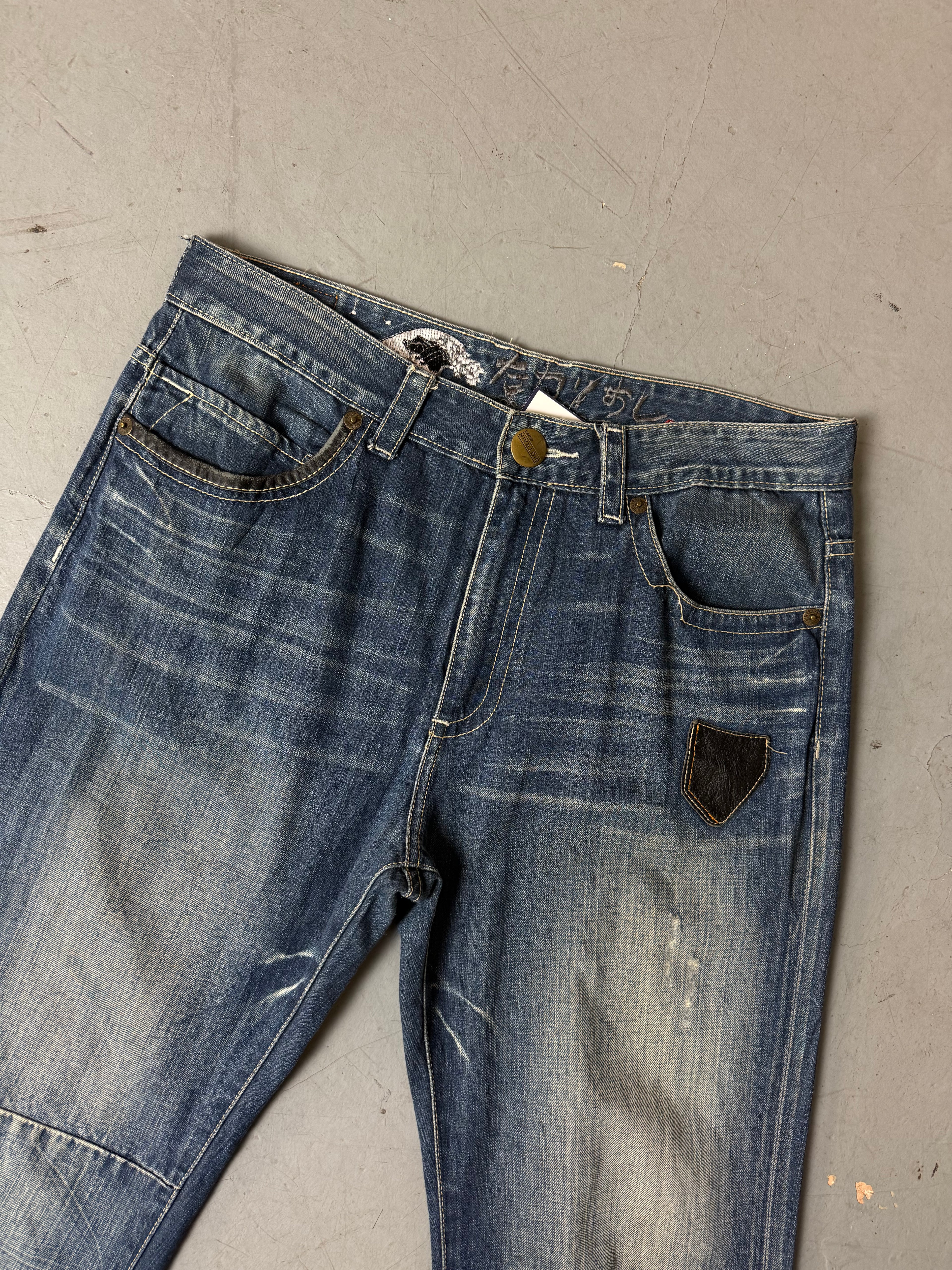 Detailbild von einer Vintage Big Train Baggy Jeans with Studded Back Pockets von Hosenbund