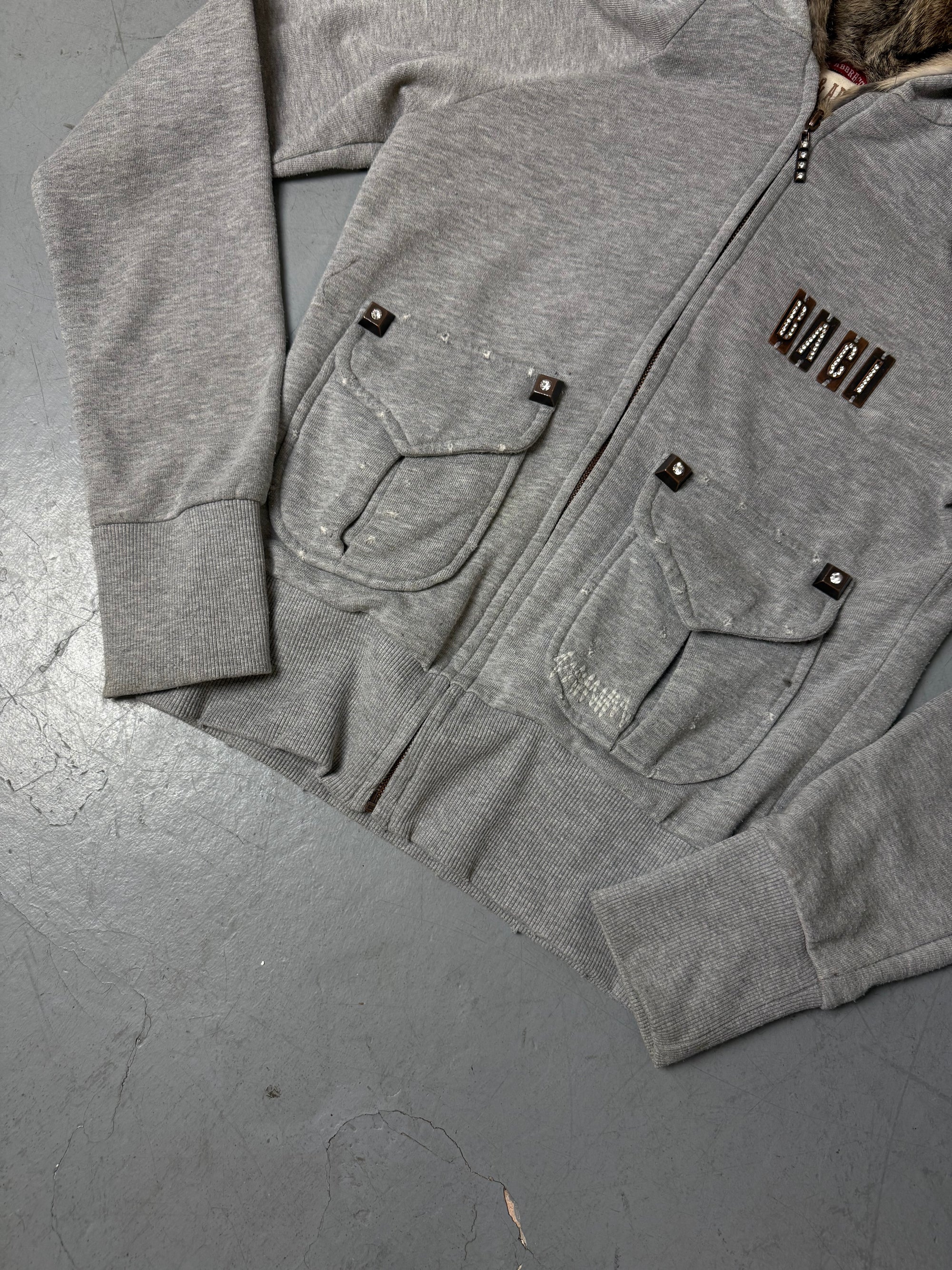 Ein grauer zipper mit fur hood I’m Abercrombie Y2K Stil in M