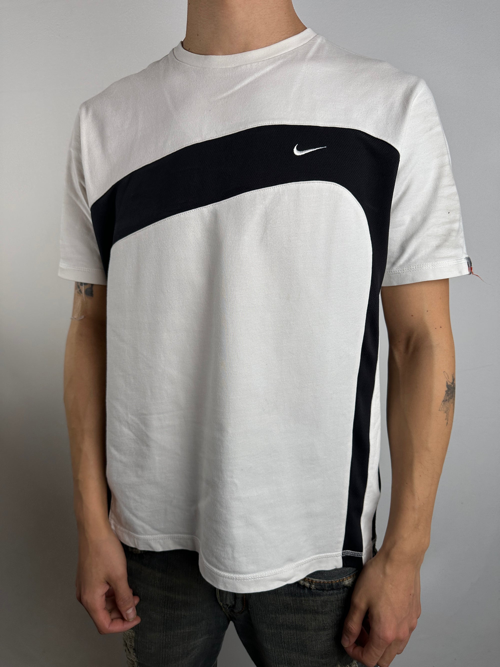 Tragebild von schwarz weißem Nike Tshirt  vor grauer Wand