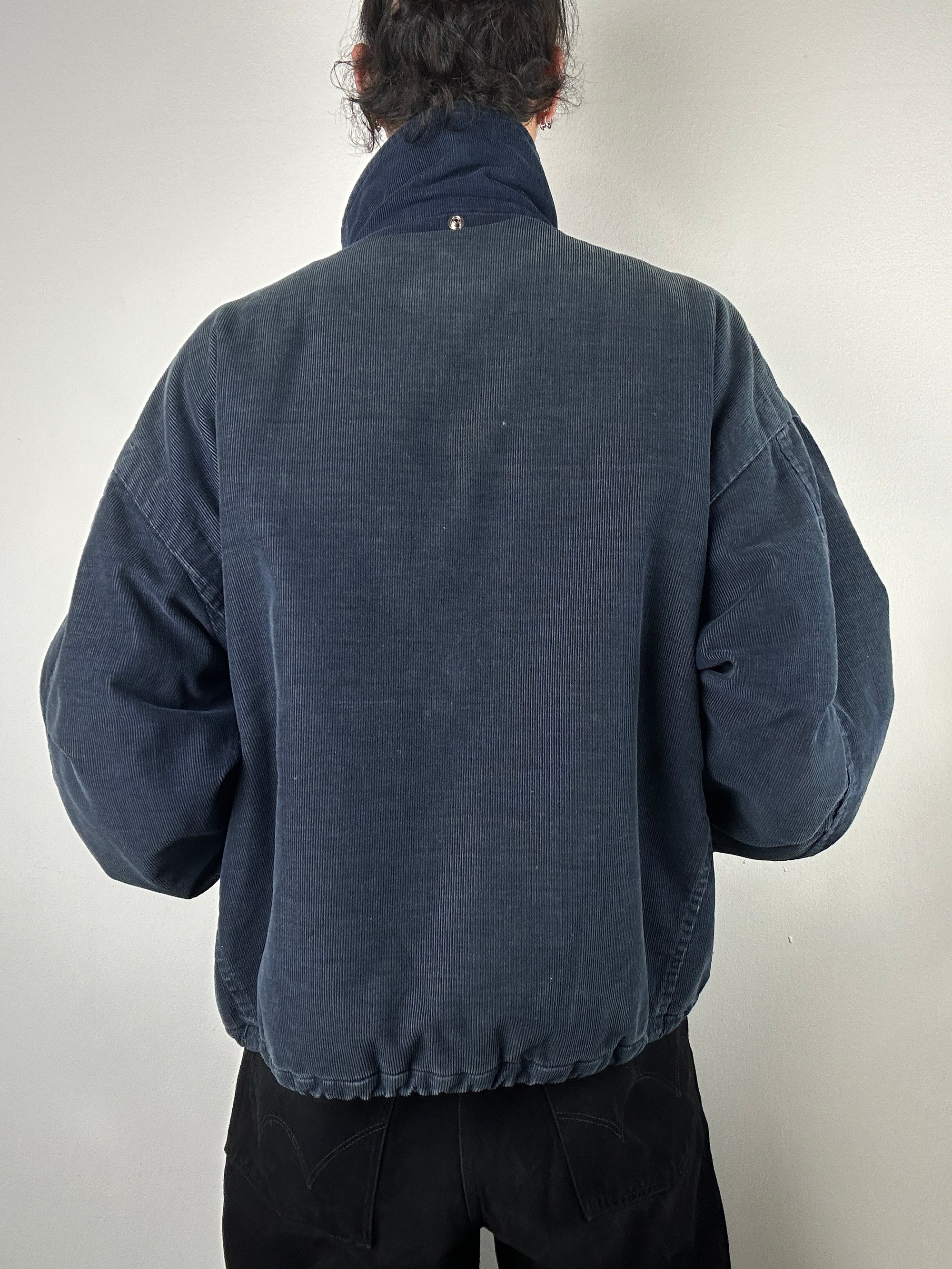 Tragebild von einer Vintage Blue Energie Cord Jacket von hinten
