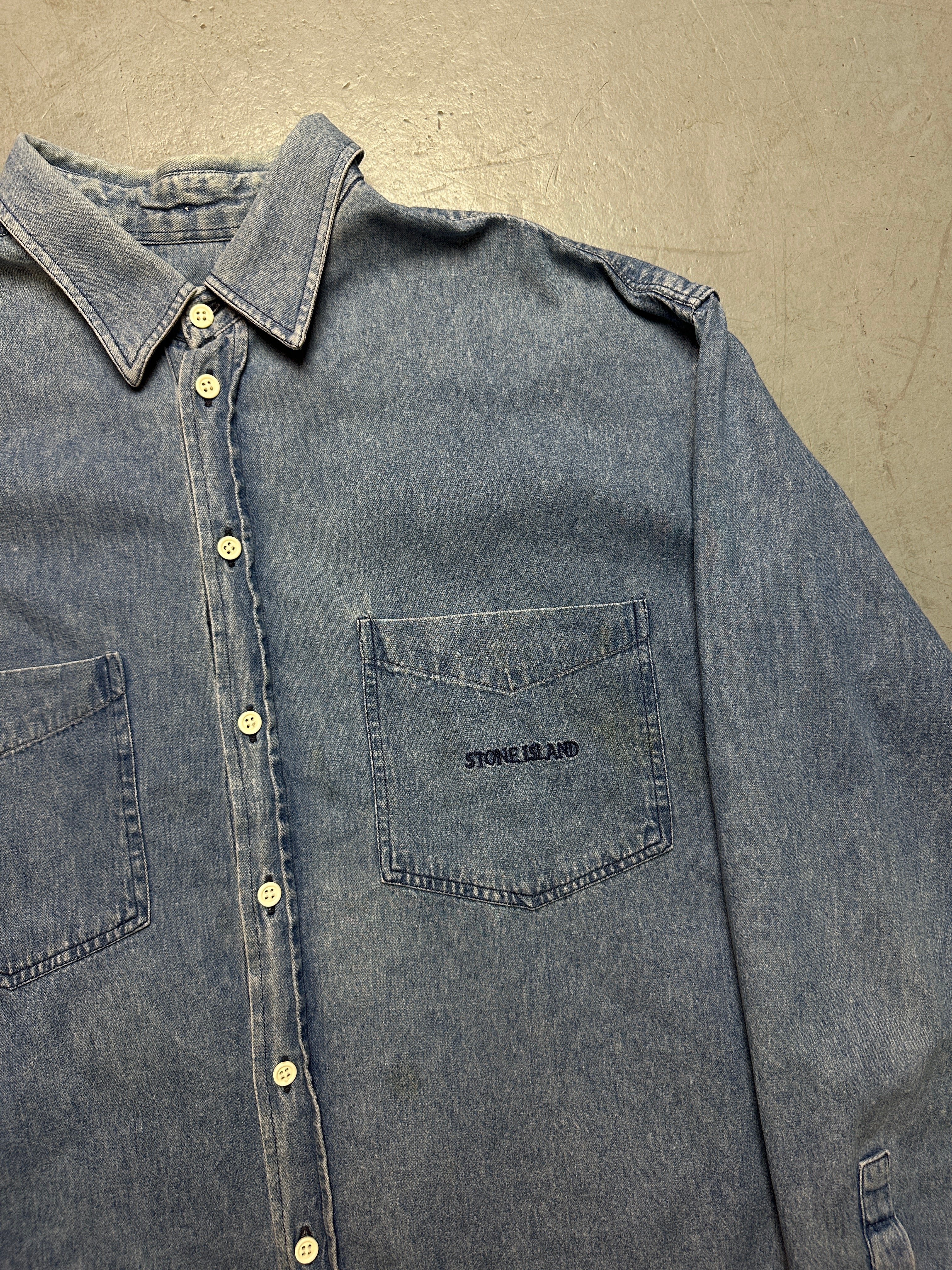 Detailbild von Vintage Stone Island Denim Button Up Shirt von vorne 