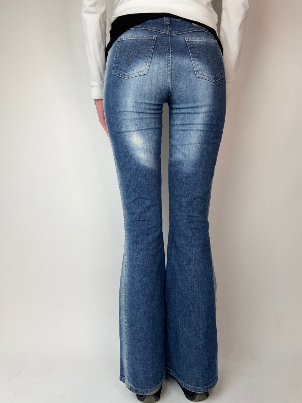 Vintage Onyx Flared Low Waist Jeans für Damen. Y2K Second Hand 2000s Fashion
