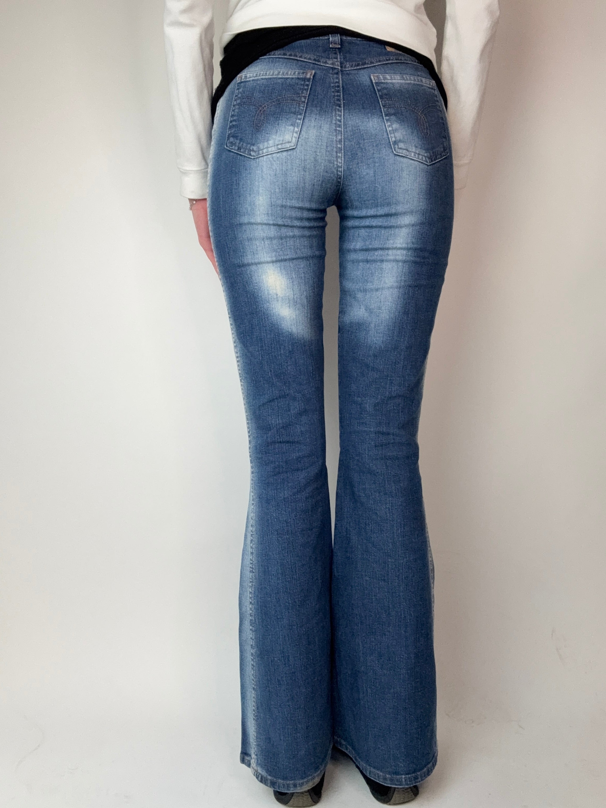 Vintage Onyx Flared Low Waist Jeans für Damen. Y2K Second Hand 2000s Fashion