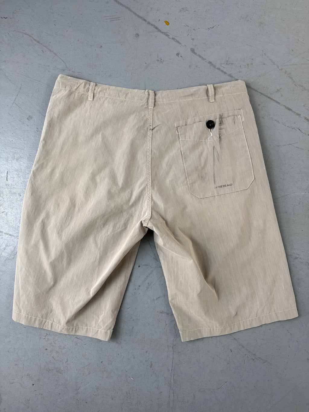 Vintage Stone Island Beige Shorts für Herren. Y2K Second Hand 2000s Fashion