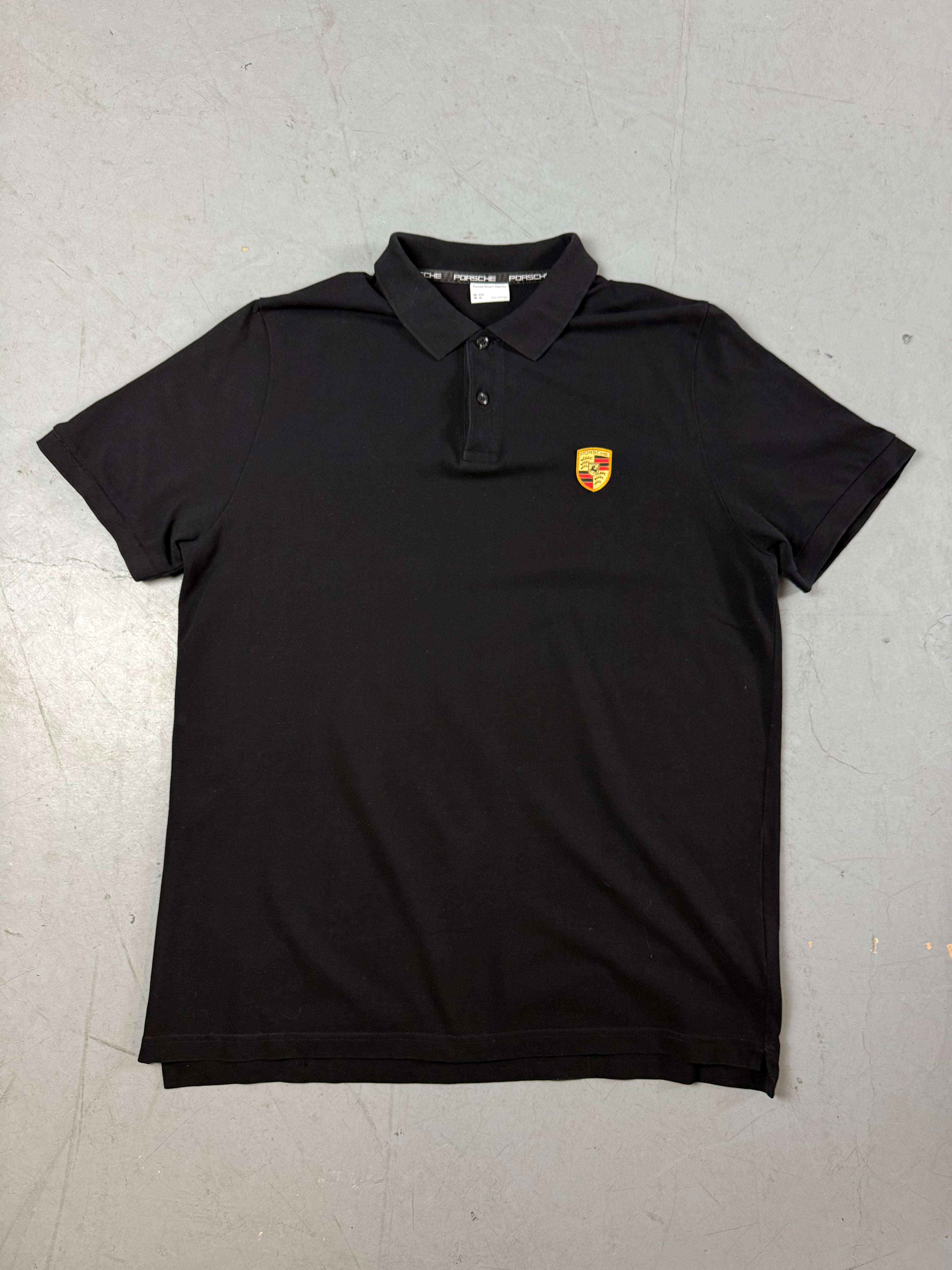 Produktbild von einem Vintage Porsche Black Polo Shirt von vorne