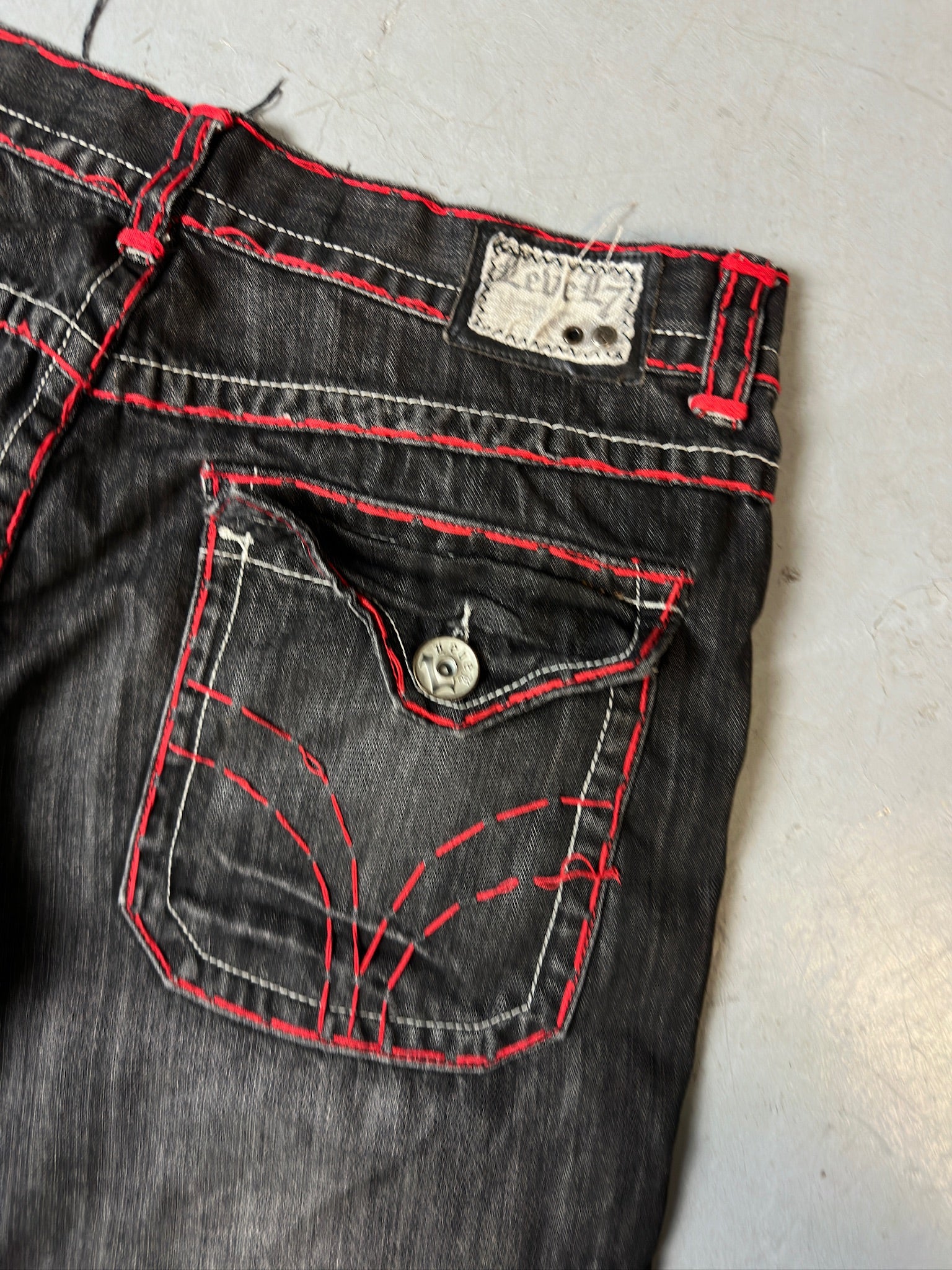 Eine schwarze baggy Japanese denim mit rotem stitching 