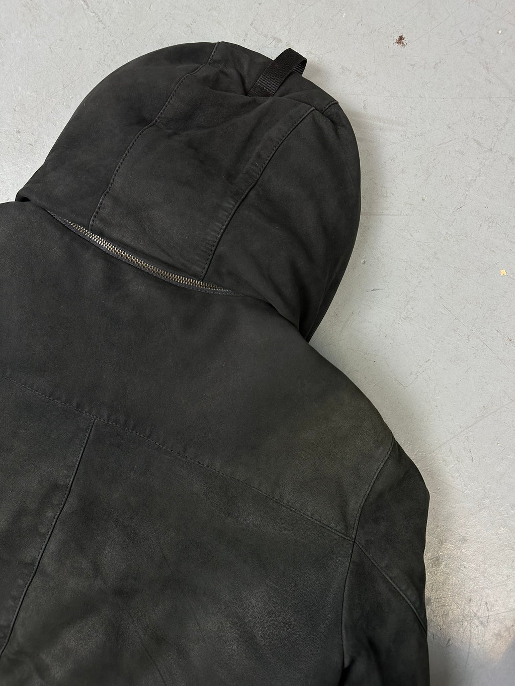 Eine schwarze Sherlingjacke mit Kaputze 