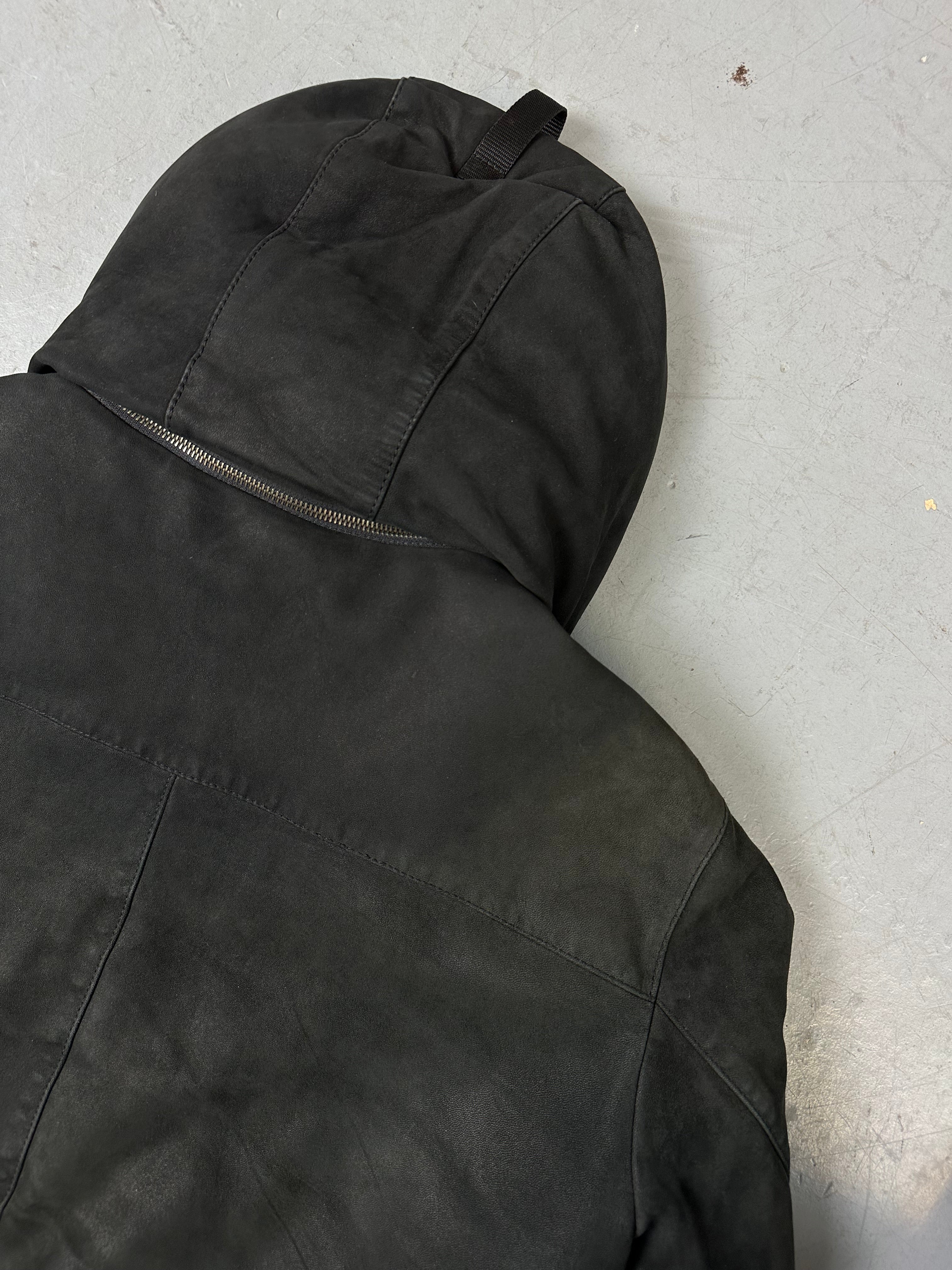 Eine schwarze Sherlingjacke mit Kaputze 