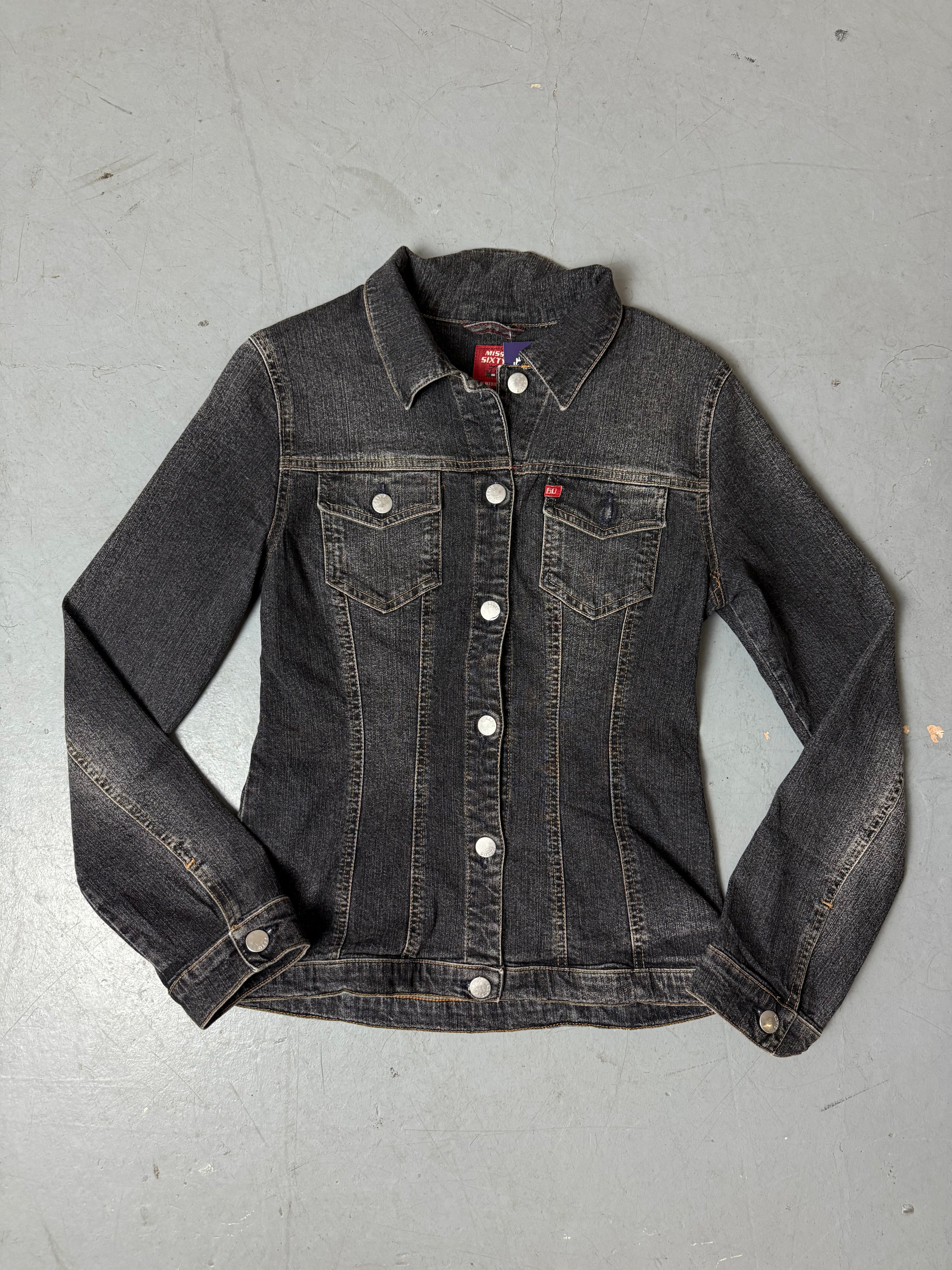 Vintage Miss Sixty Dark Denim Jacket Getragen vor weißem hintergrnd