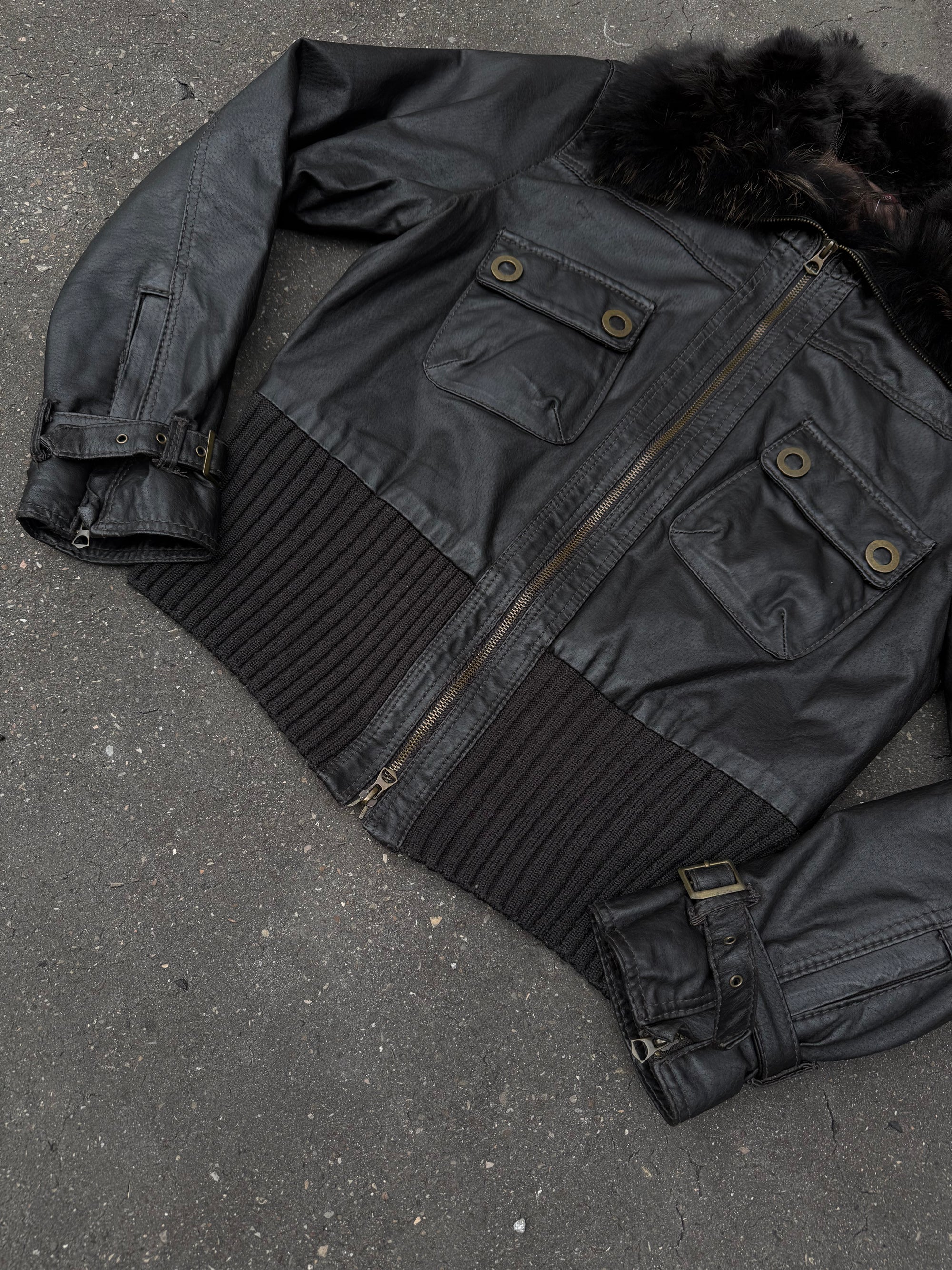 Eine schwarz braune echtleder Jacke mit faux fur Kragen in braun