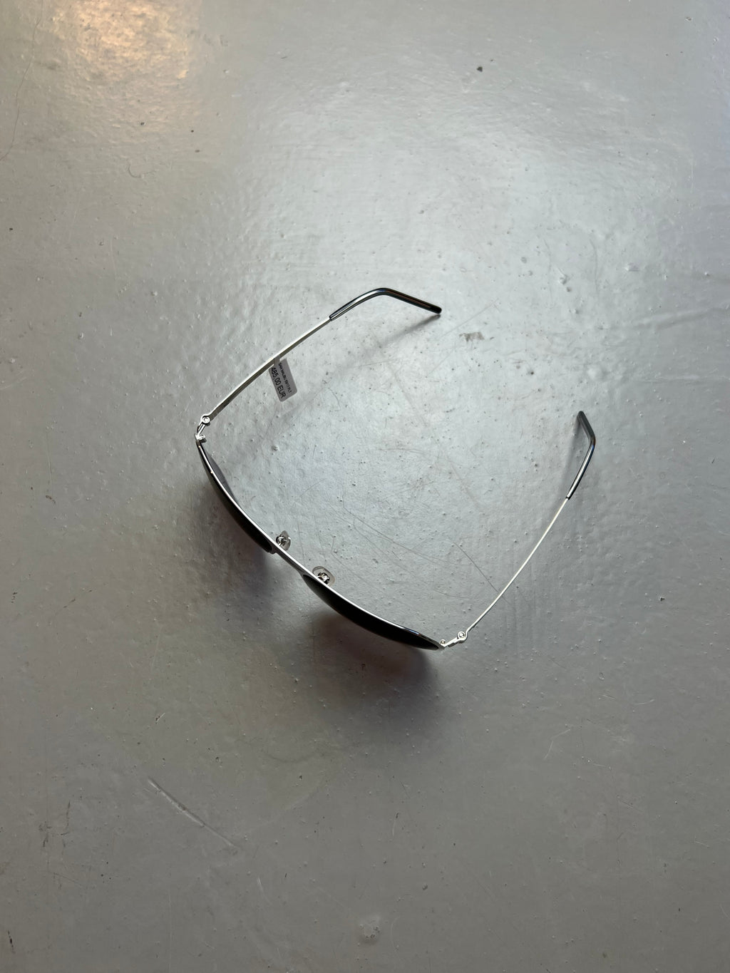 Auf dem Bild ist ein Tragebild einer Pilot Sama Sonnenbild von oben vor grauen Hintergrund zu sehen.