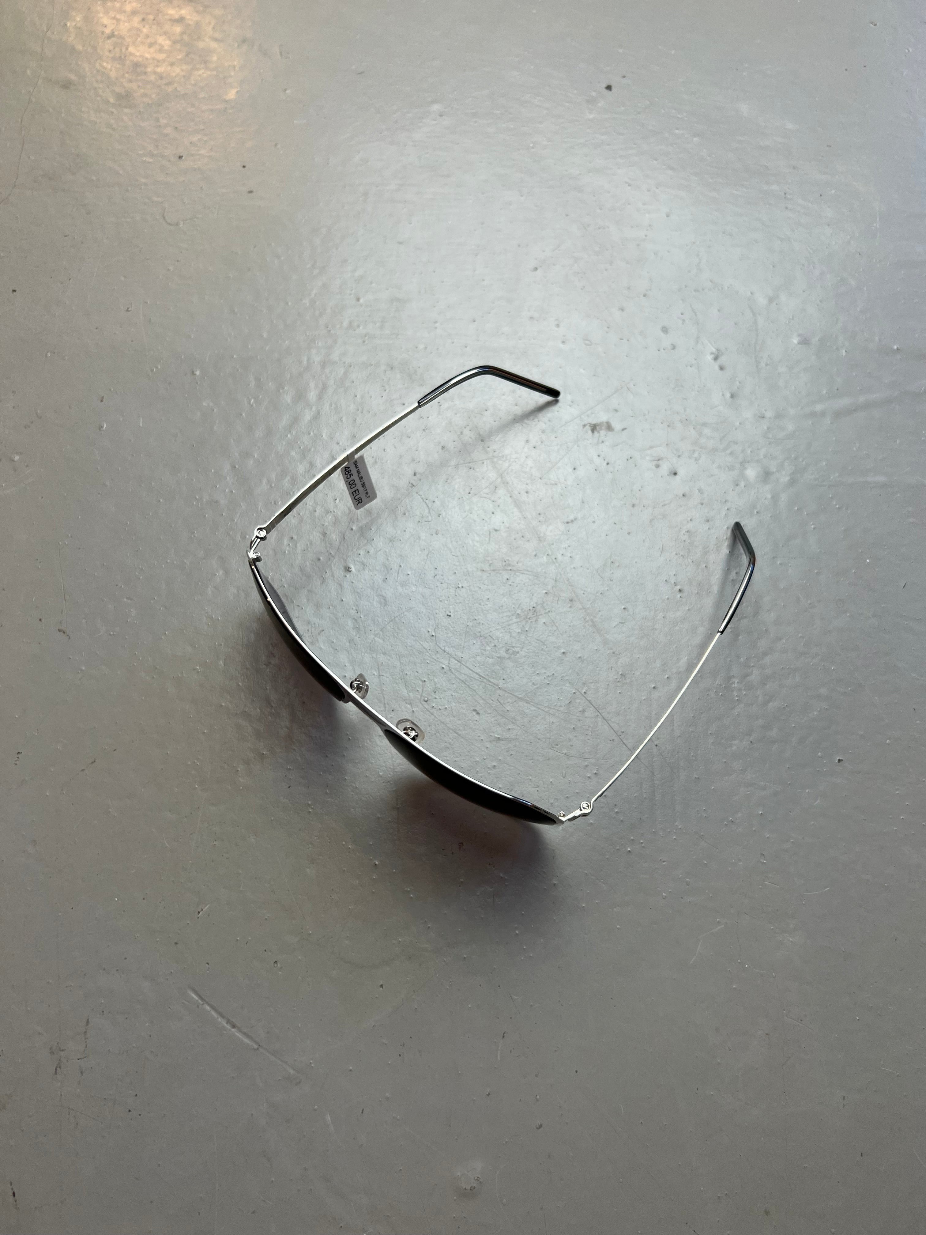 Auf dem Bild ist ein Tragebild einer Pilot Sama Sonnenbild von oben vor grauen Hintergrund zu sehen.