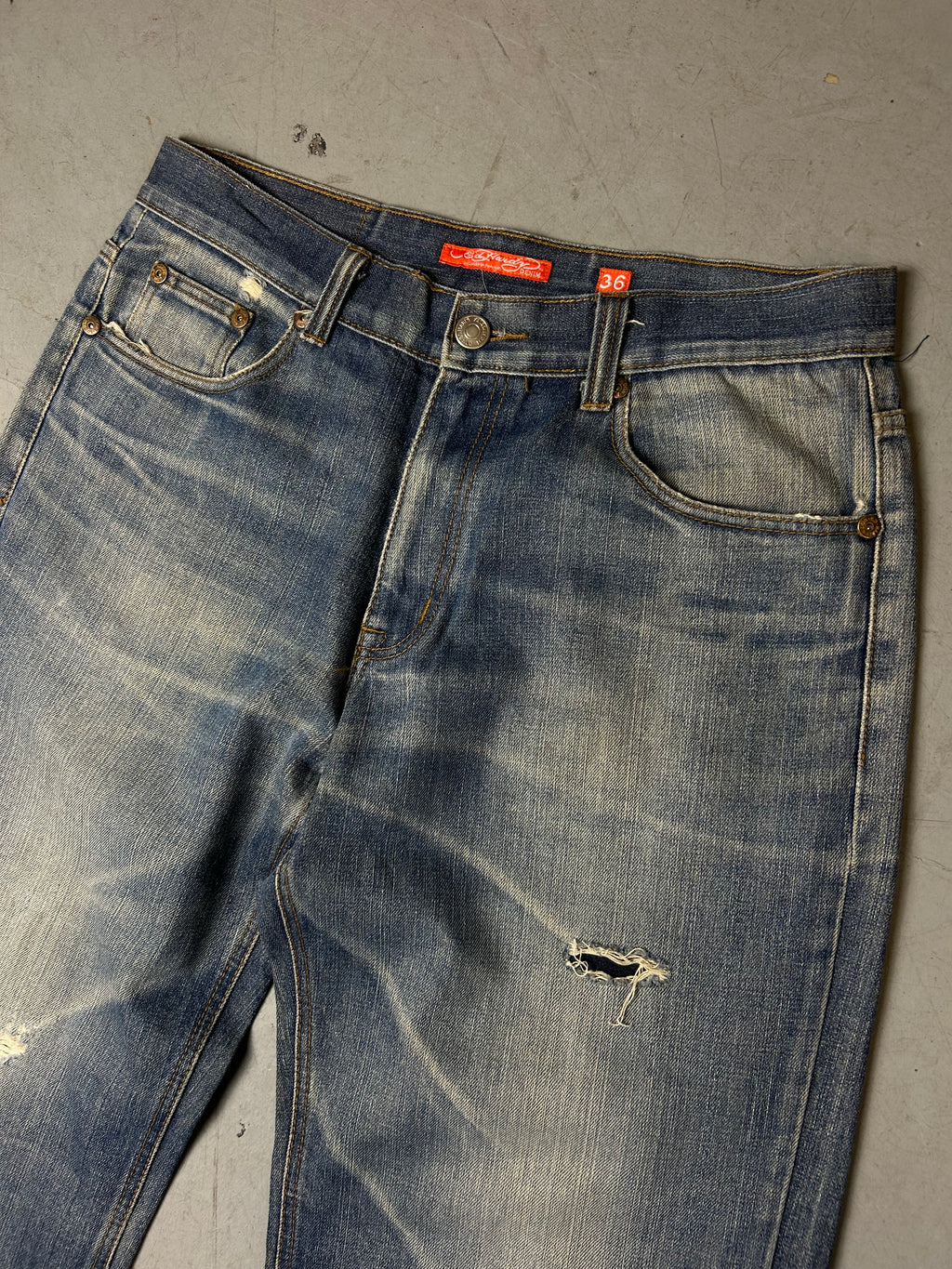 Detailliertes Produktbild von Vintage Ed Hardy Light Blue Baggy Denim with Stitching M/L von vorne