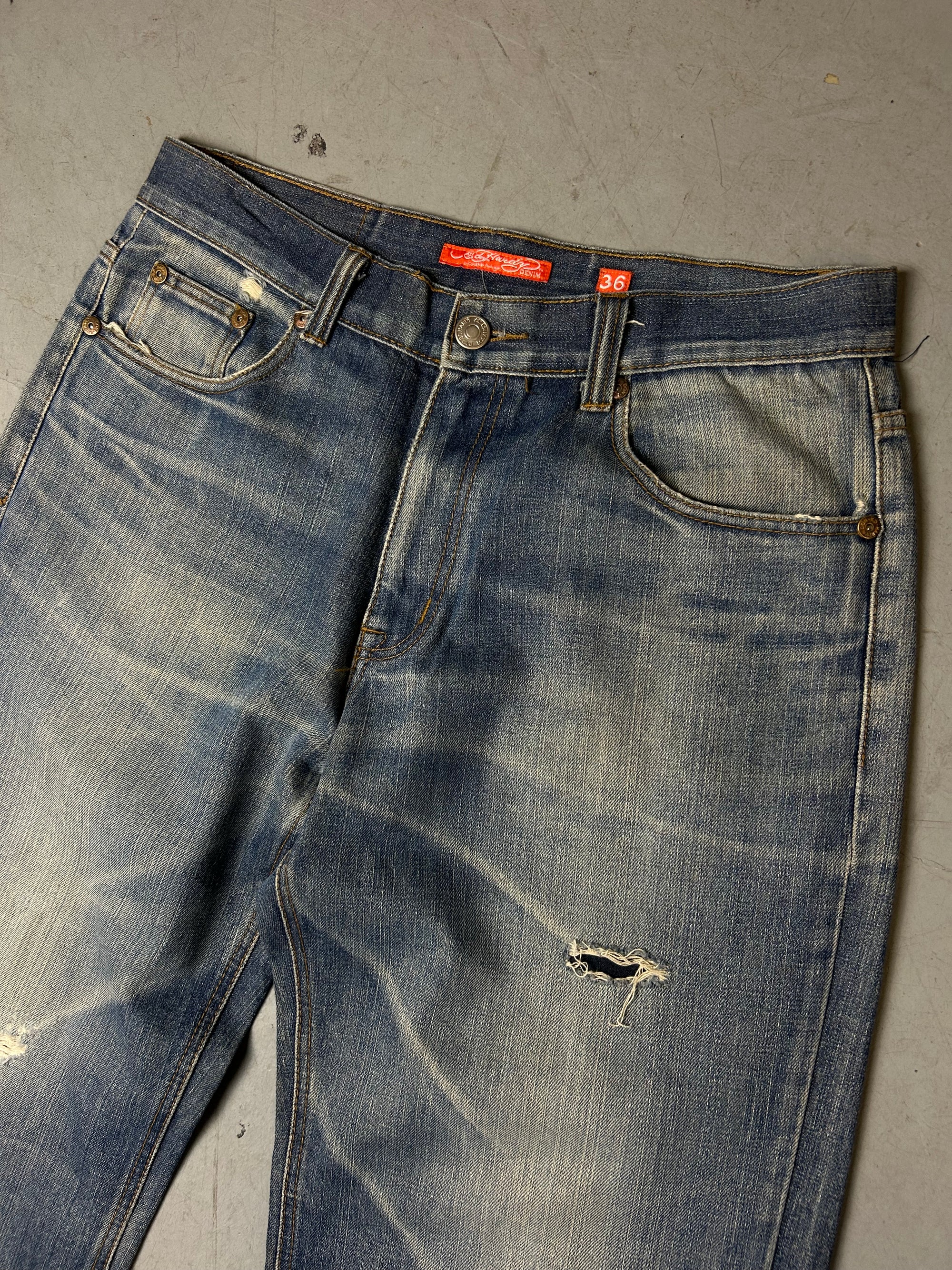 Detailliertes Produktbild von Vintage Ed Hardy Light Blue Baggy Denim with Stitching M/L von vorne