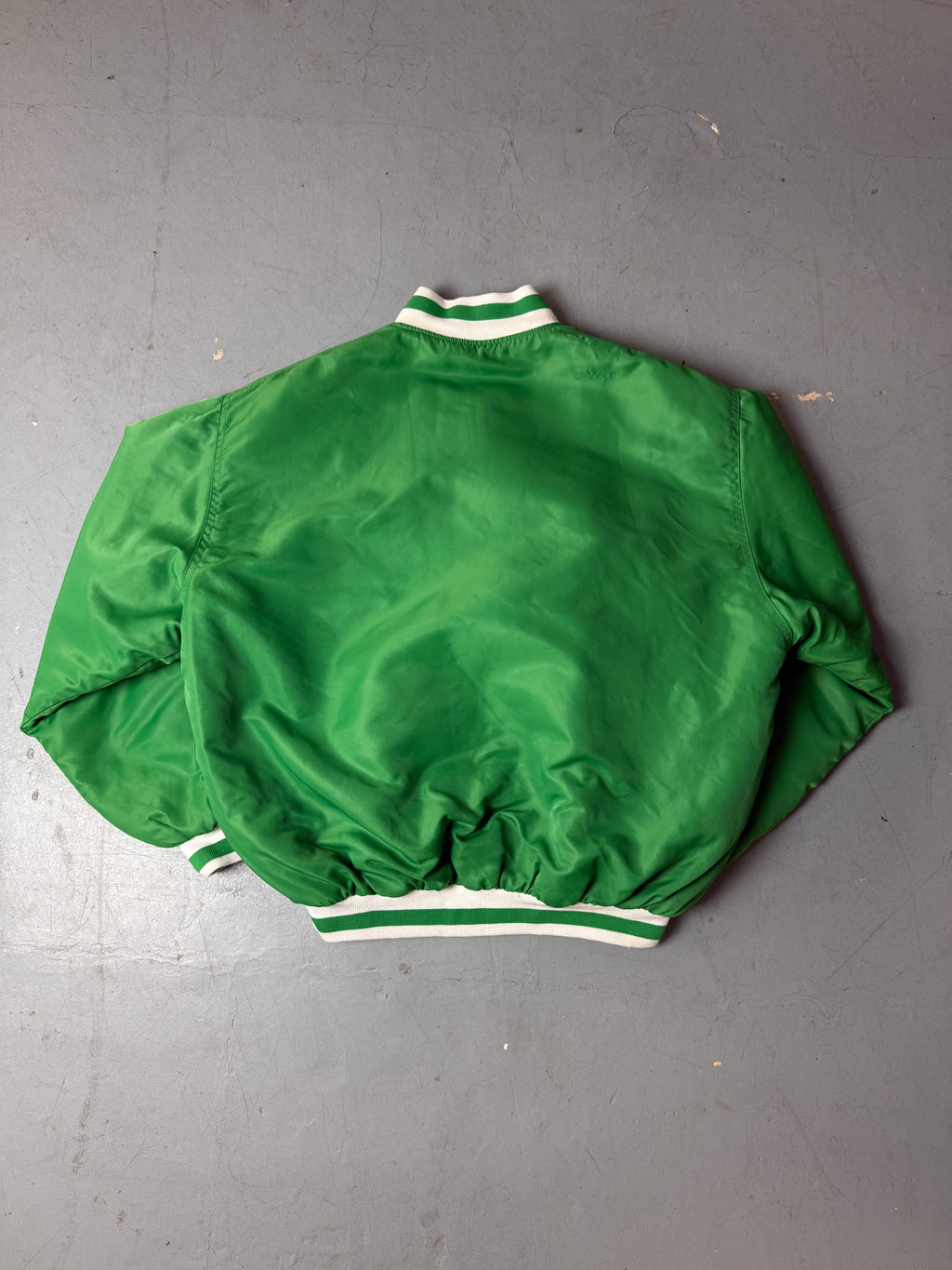 Produktbild von NBA Boston Celtics Green Bomber Jacket von hinten