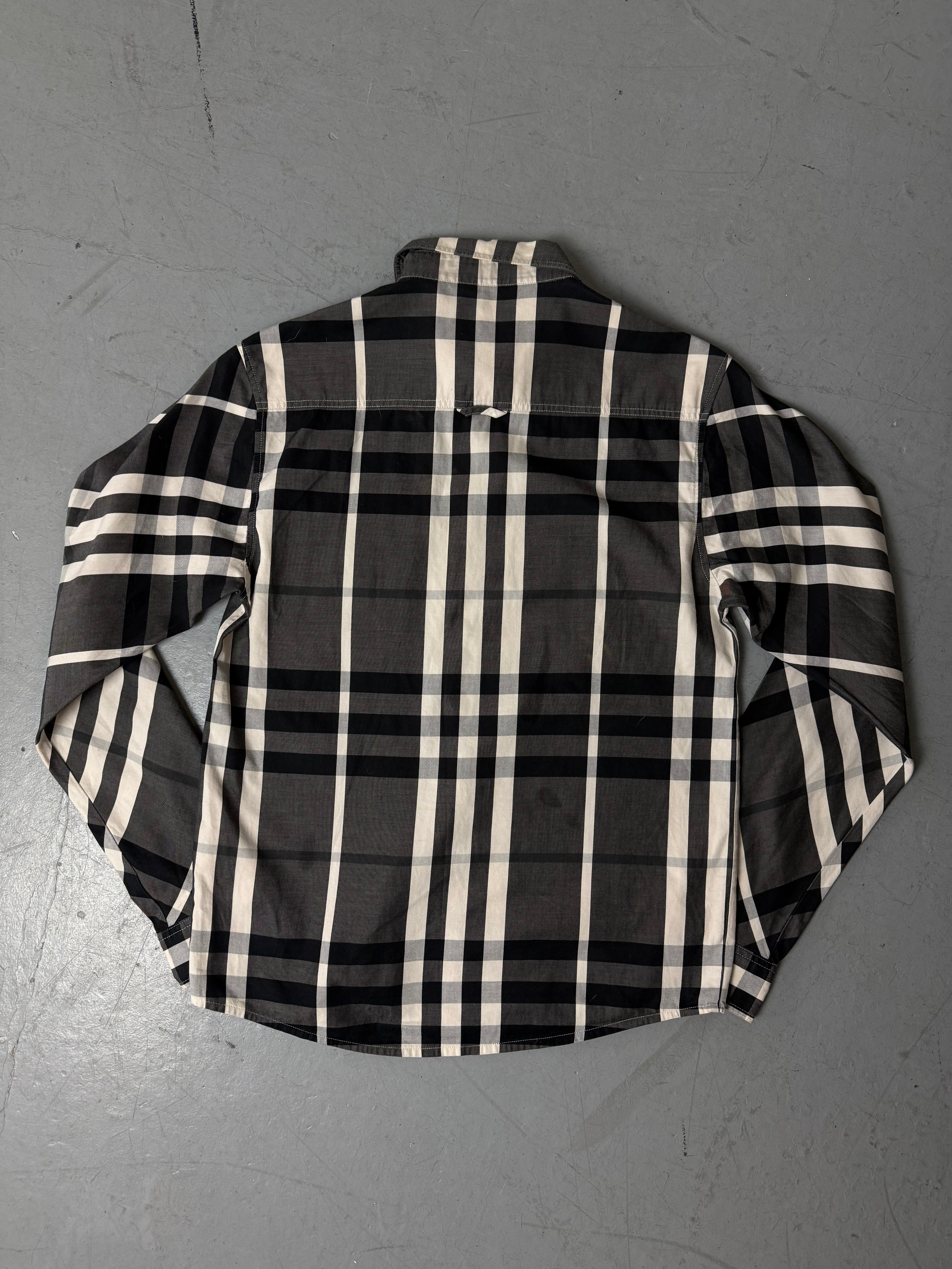 Eine schwarz weiß karierte Bluse von Burberry 