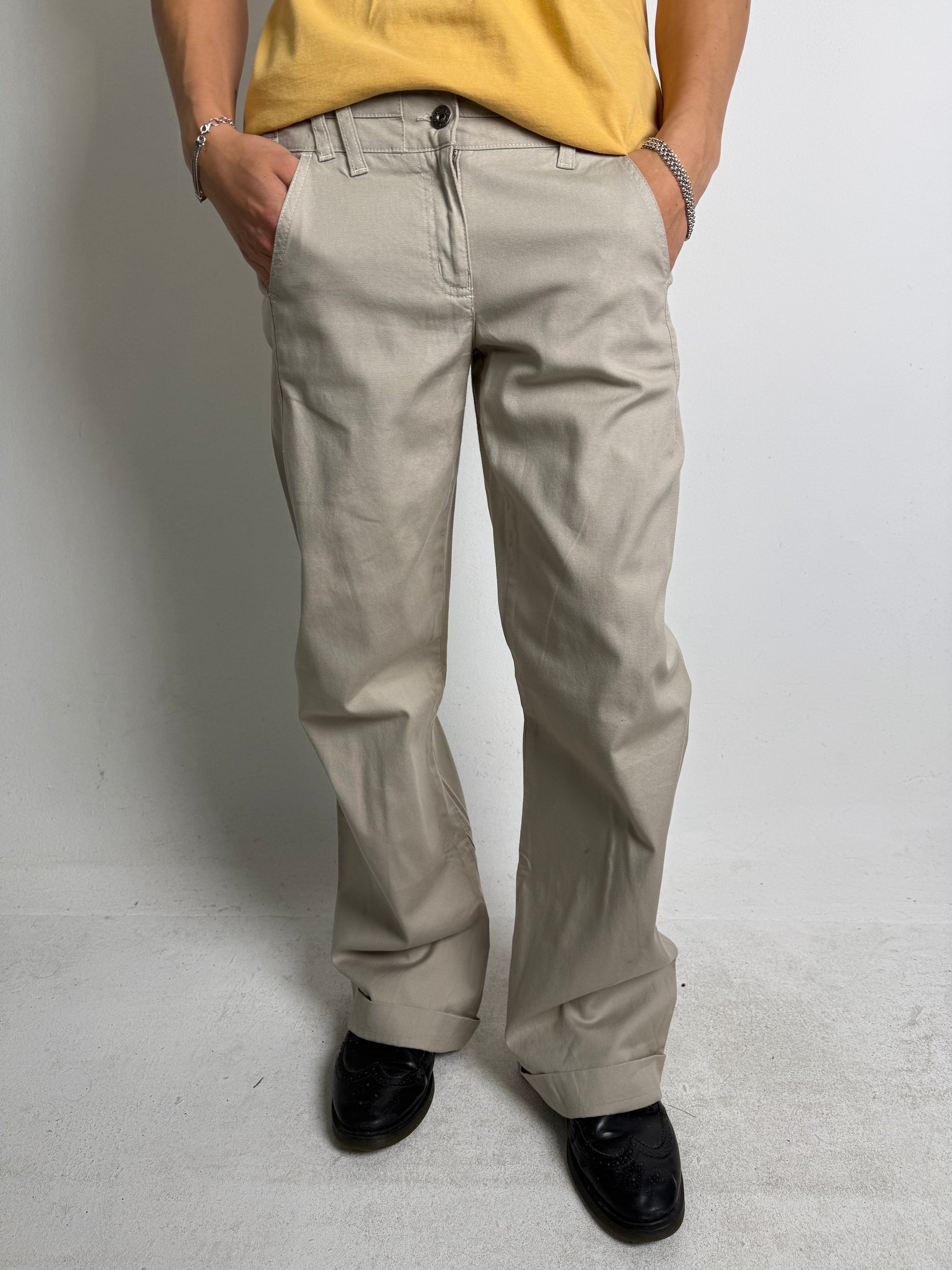 Tragebild von einer Vintage Armani Jeans Beige Pants von vorne