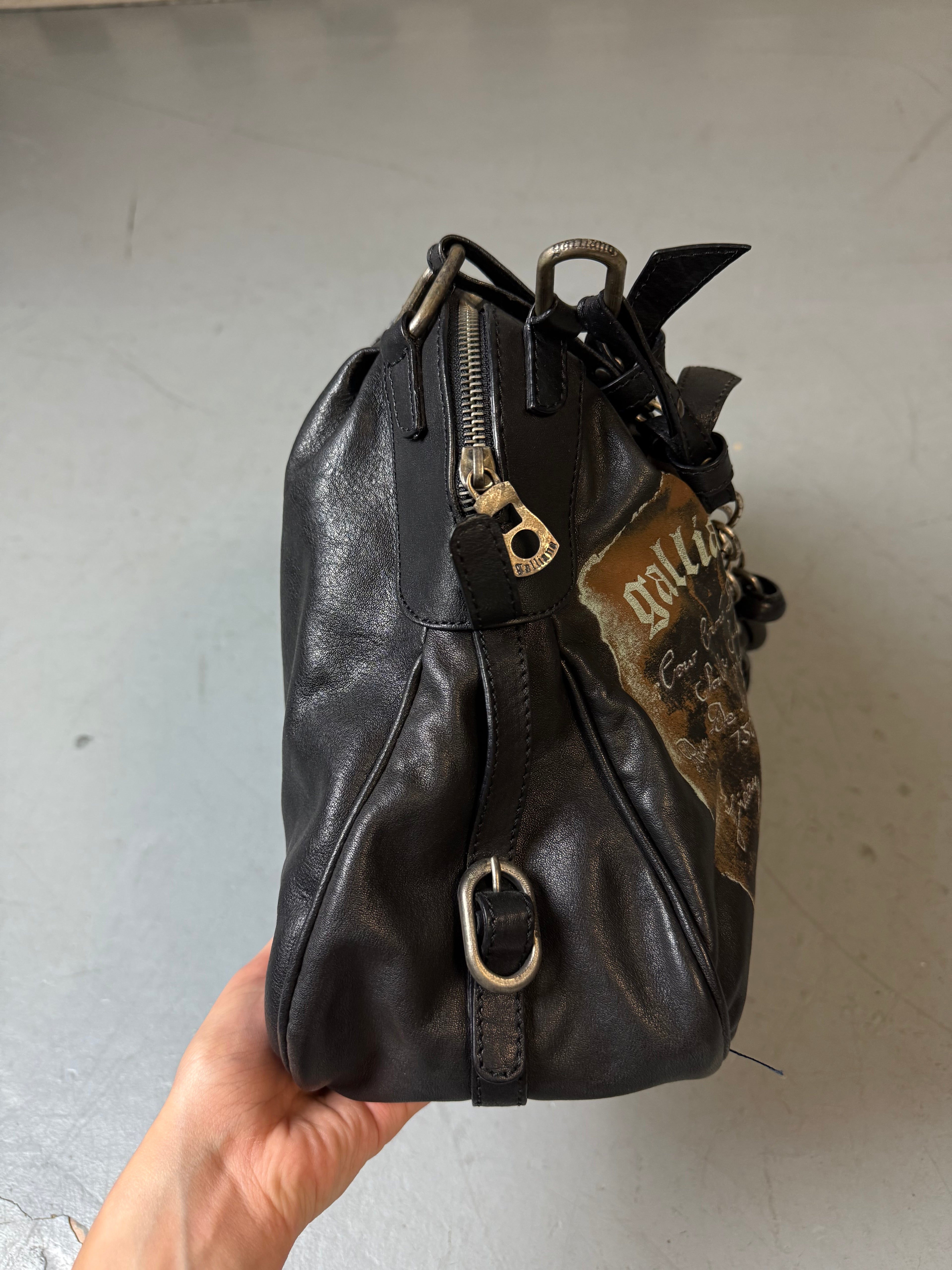 Eine große schwarze Lederjacke on Galliano in top Zustand mit Silber Anhänger 