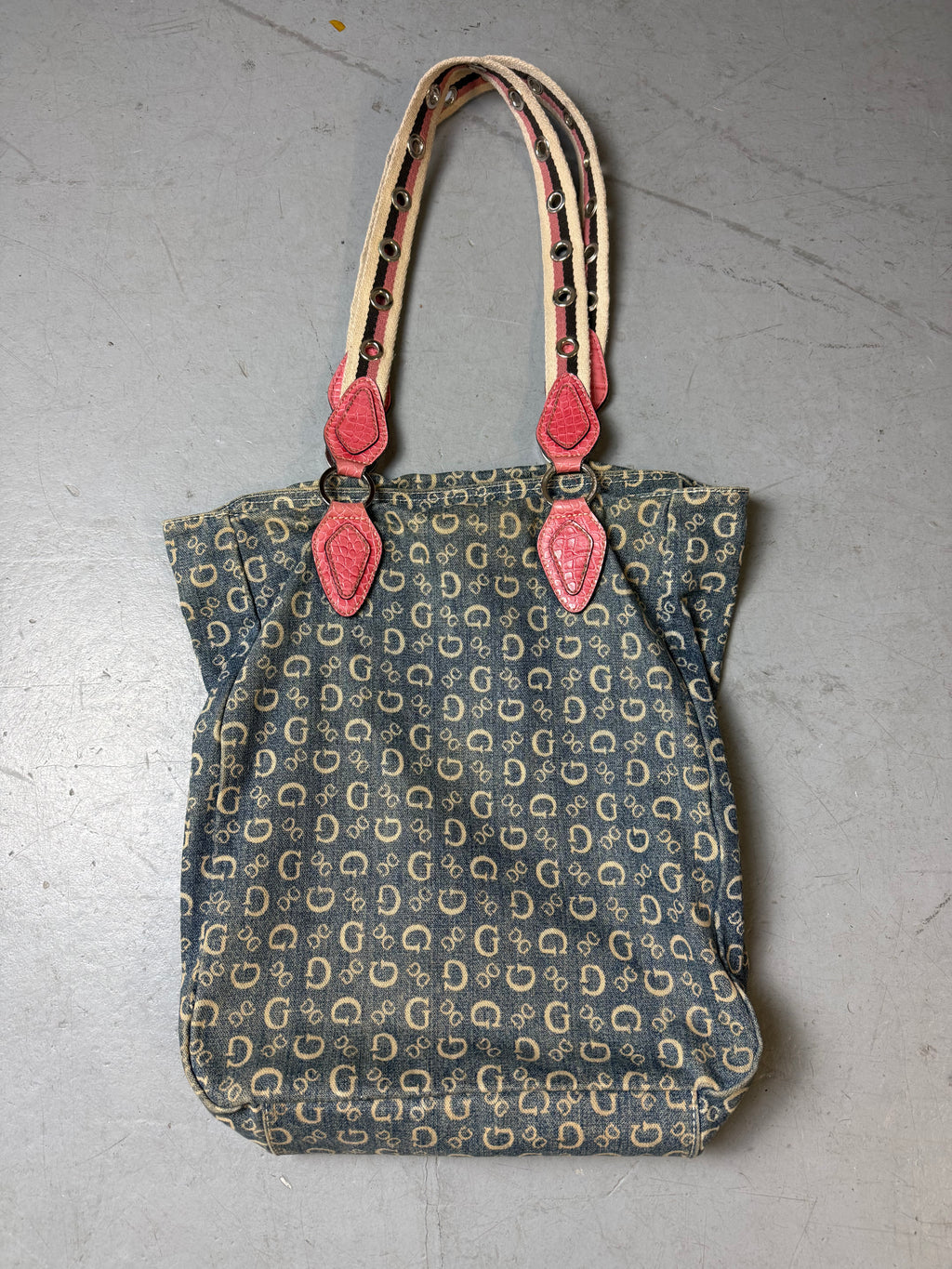Produktbild von einer Vintage CNTY BAGS Guess Denim Tote Bag with Pink Details von hinten
