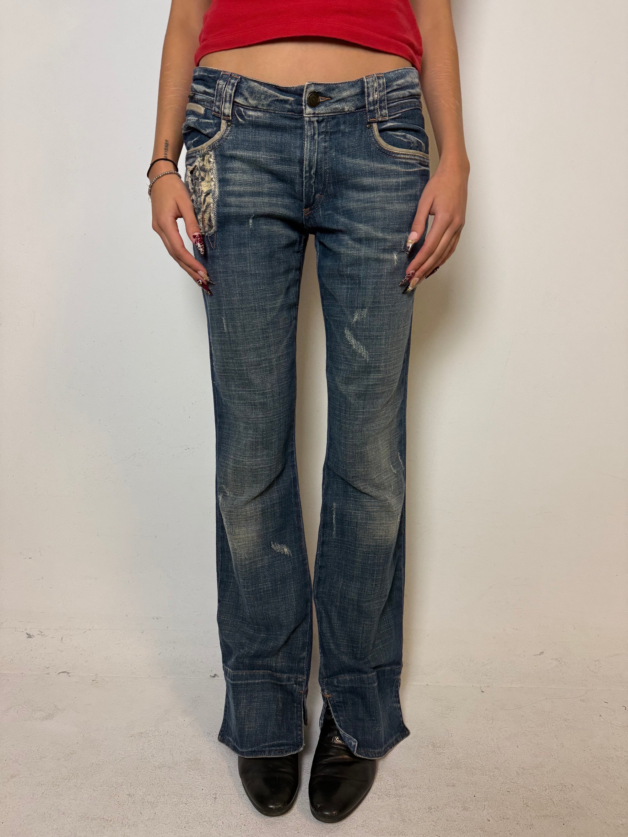 Low waist Cavalli jeans straight leg mit blauer Waschung leicht ripped und kuhfell Details am Bund 