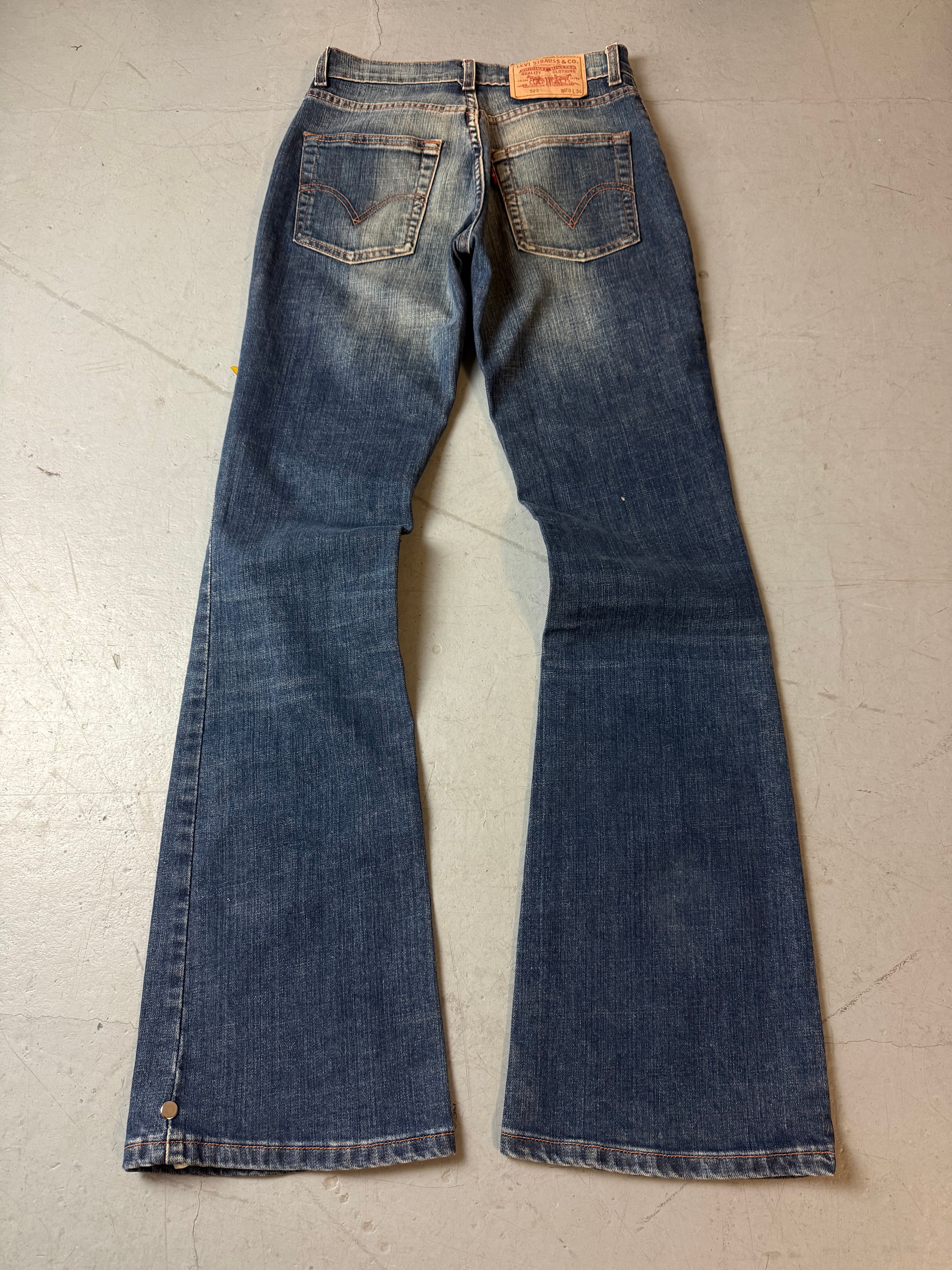 Vintage Levi’s 525 Mid Waist Bootcut Jeans für Damen. Y2K Second Hand 2000s Fashion