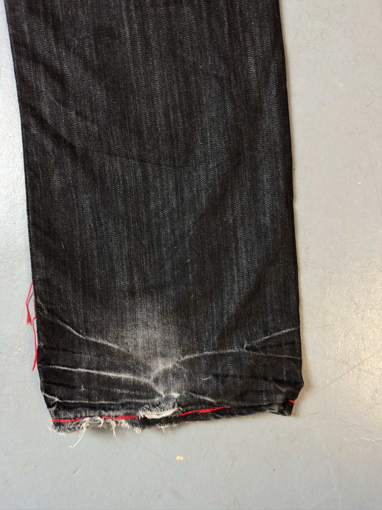 Eine schwarze baggy Japanese denim mit rotem stitching 