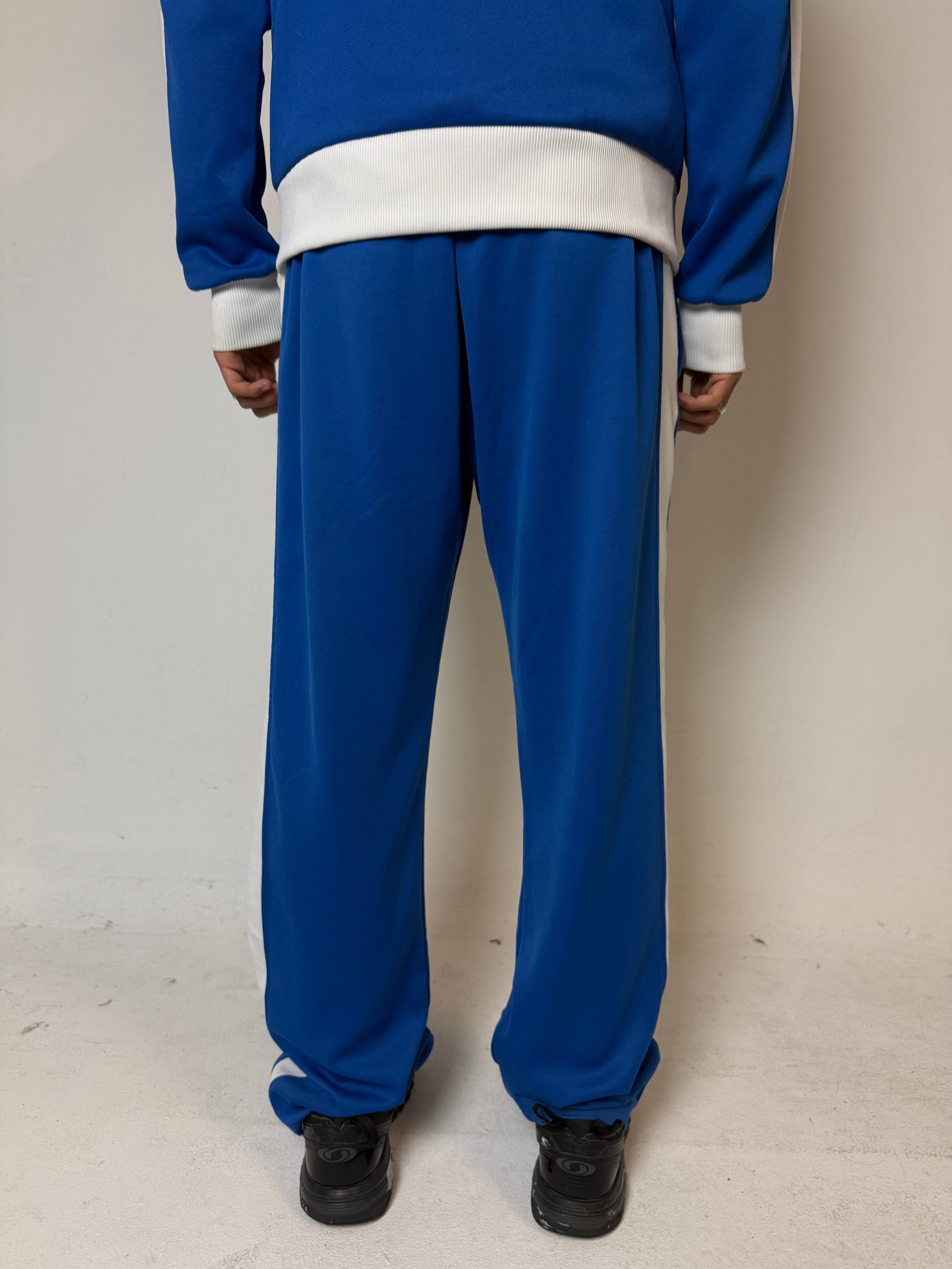 Ein Blau weißes Set von Puma bestehend aus Trackjacke und Trackpants in M/L