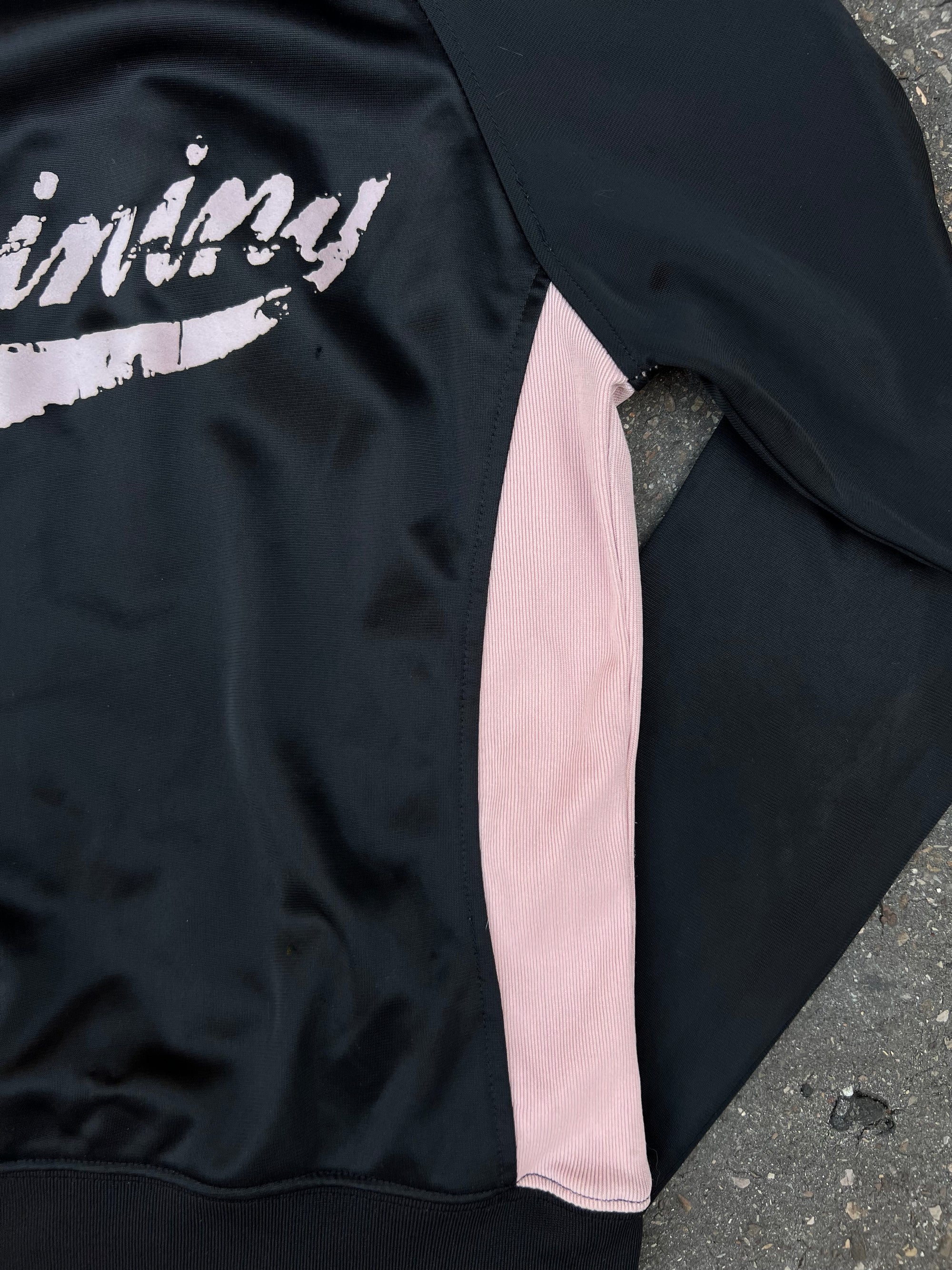 Eine schwarze Sportjacke von SASCH mit Rosa Details und Kaputte in M