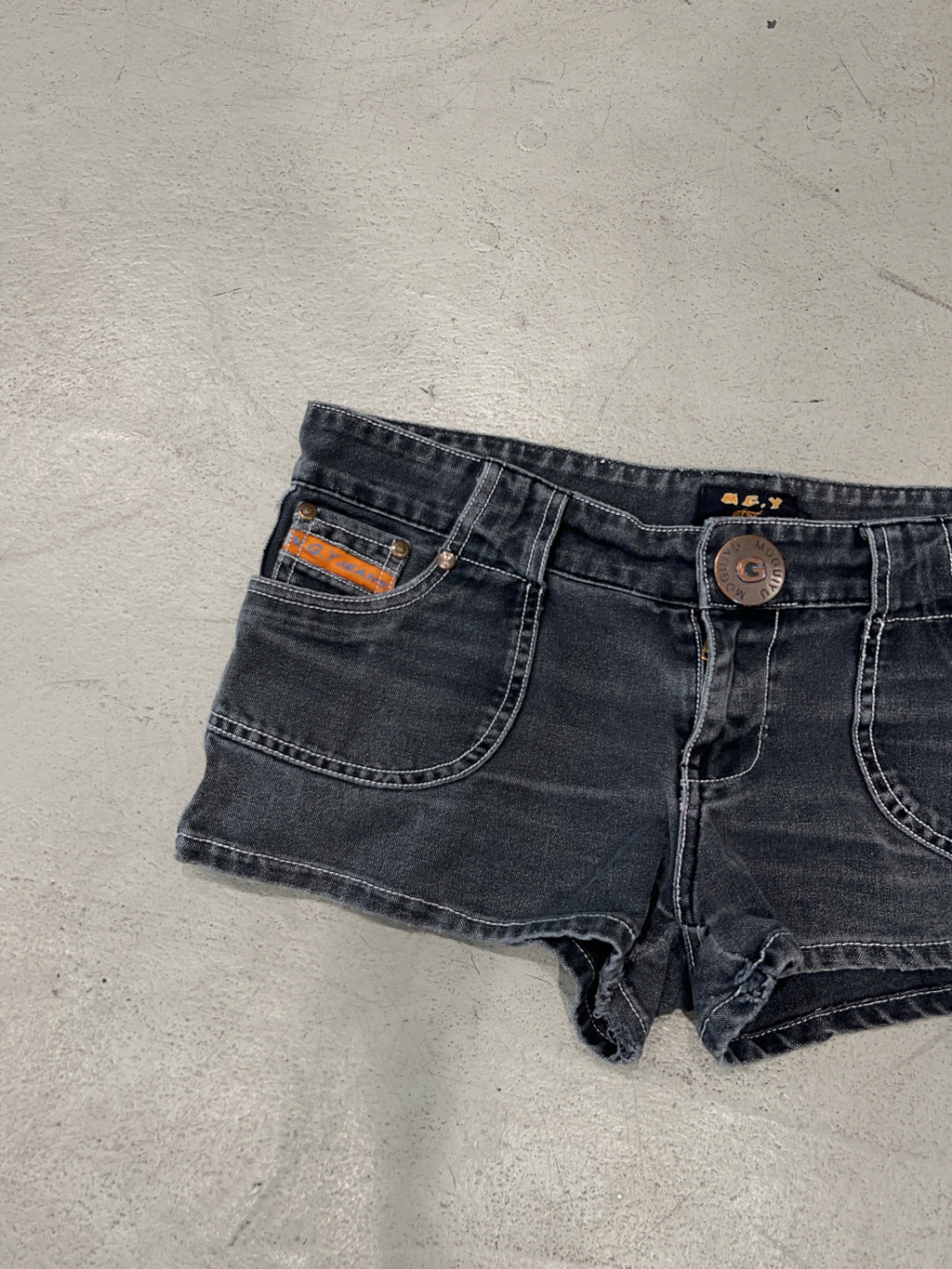 Vintage Grey Hot Pants für Damen. Y2K Second Hand 2000s Fashion.
