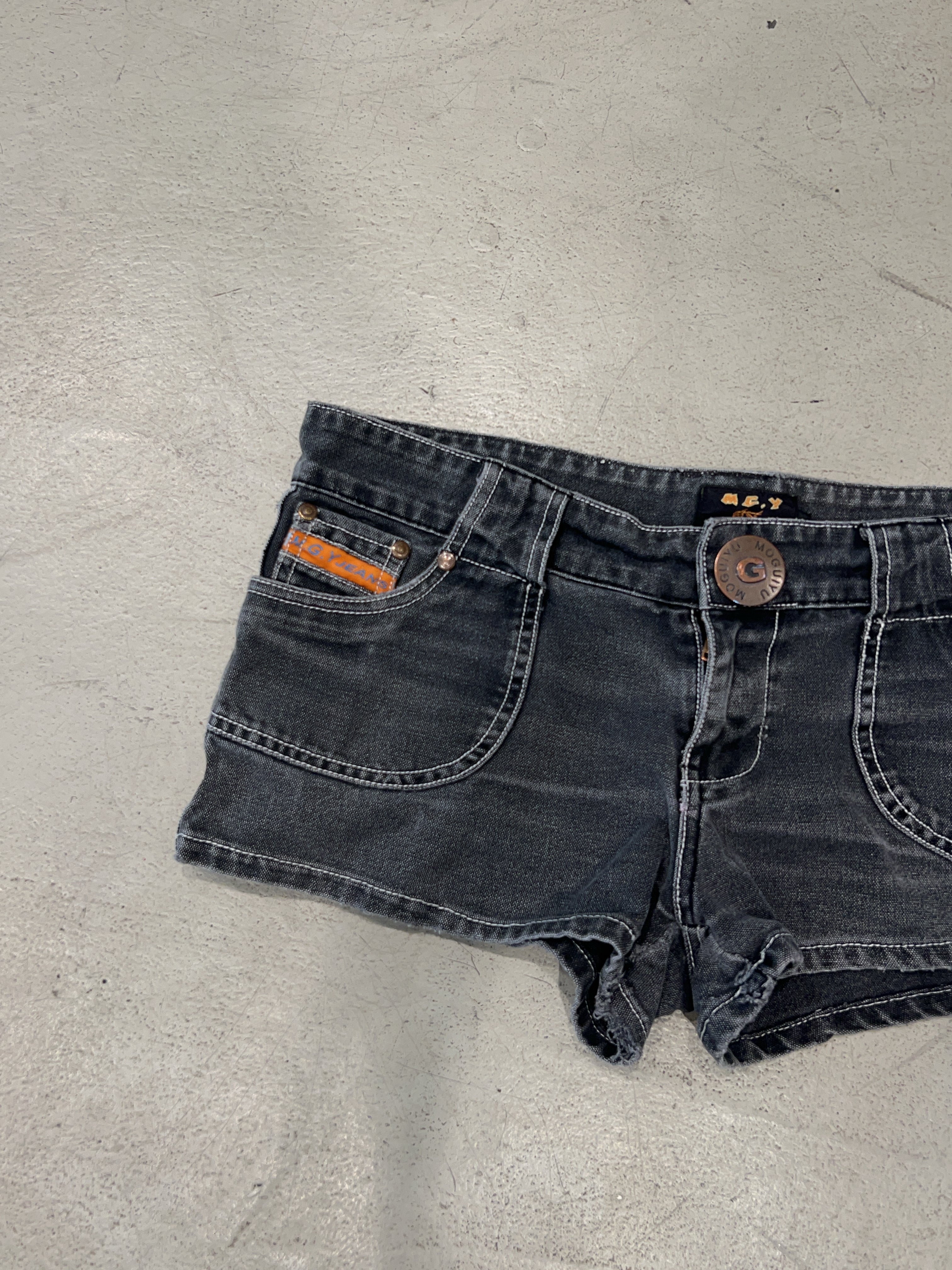 Vintage Grey Hot Pants für Damen. Y2K Second Hand 2000s Fashion.