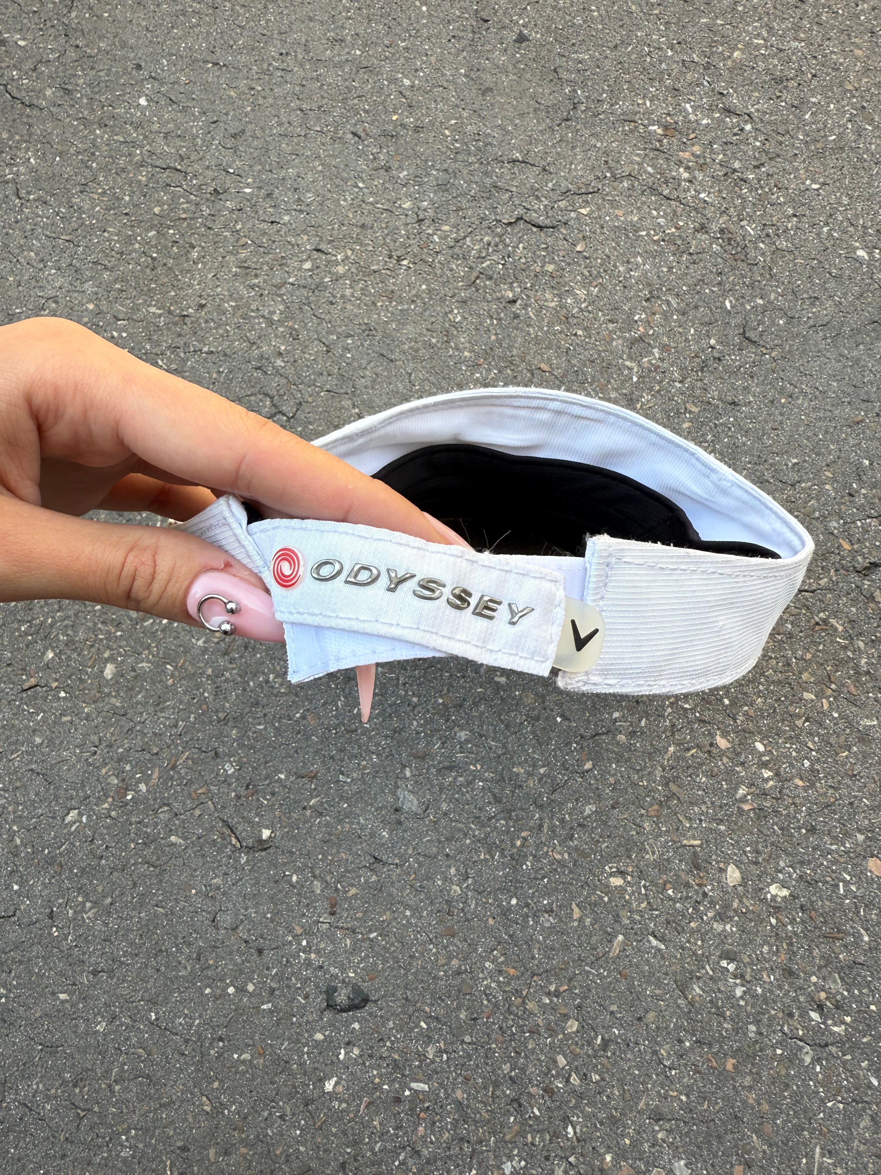 Eine weiße Tennis Cap von Callaway mit dem Logo in Silber vorne und verstellbarem Verschluss 