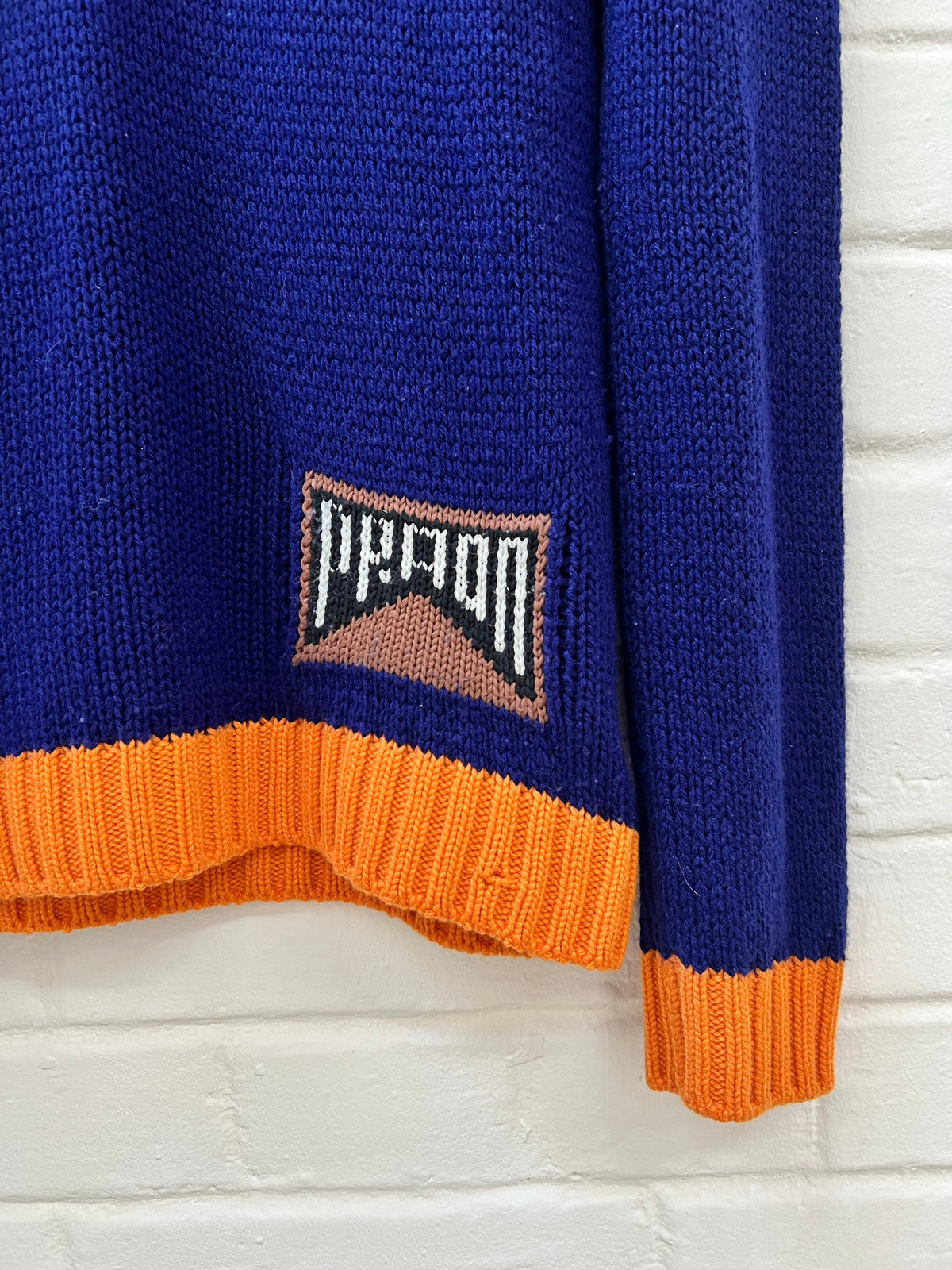 Prada AW18 Graphic Race Logo Knit Sweater (S) Blau Orange Strickpullover von Prada Still Thrifting Vintage Shop