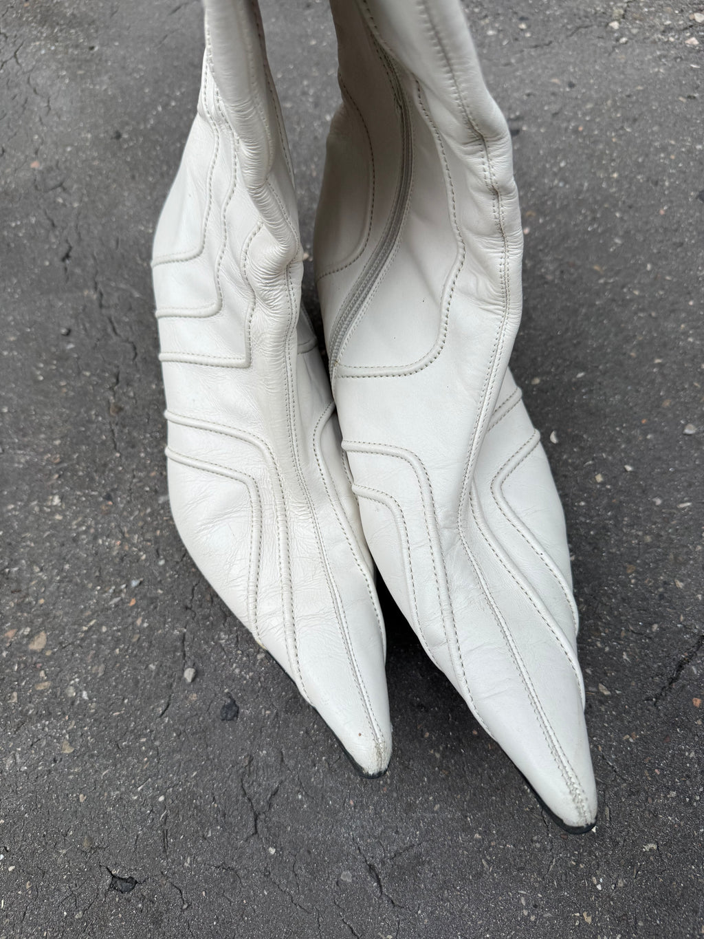 Weiße Leder Stiefel mit Absatz und Spitzer Front