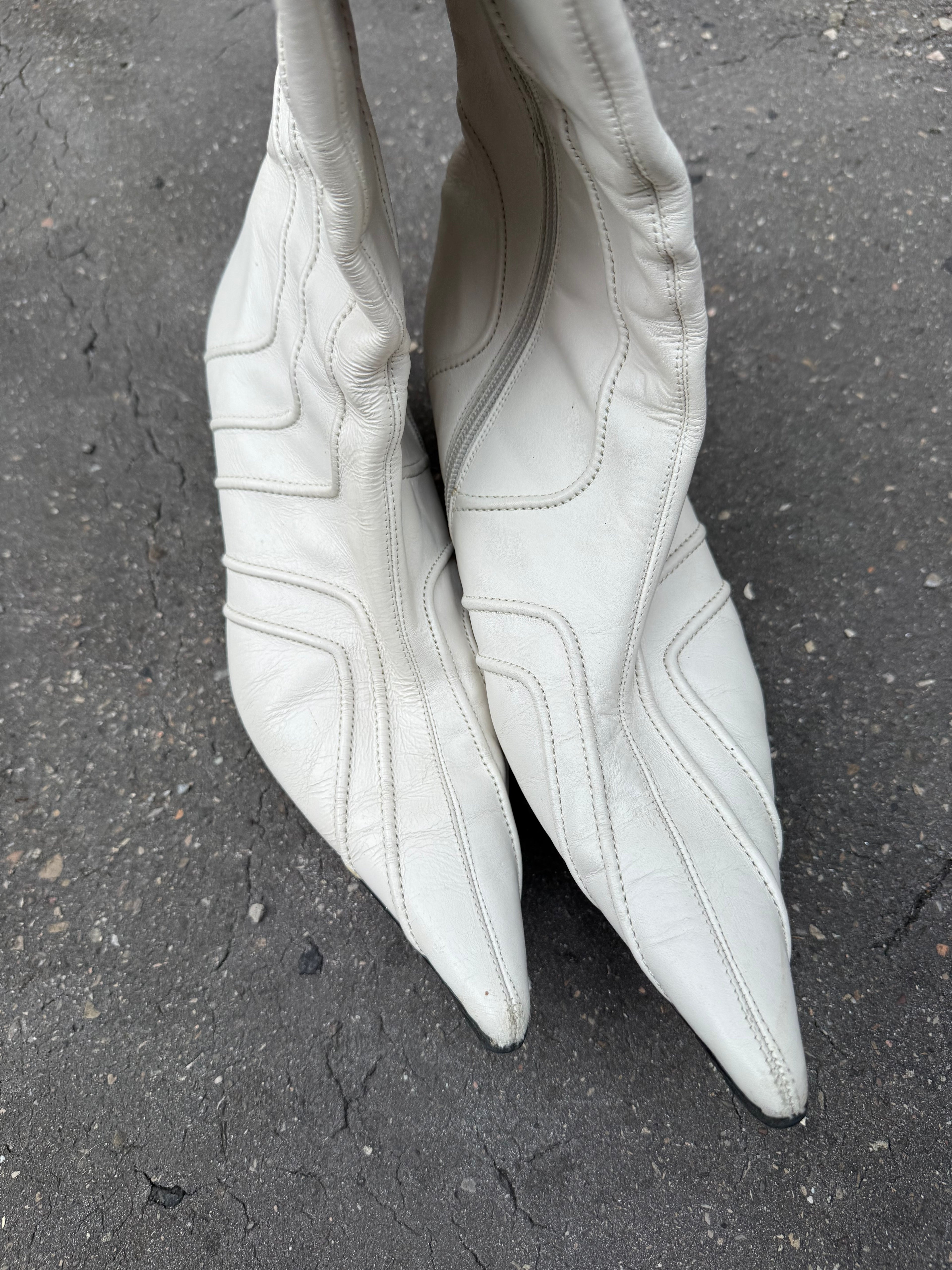 Weiße Leder Stiefel mit Absatz und Spitzer Front