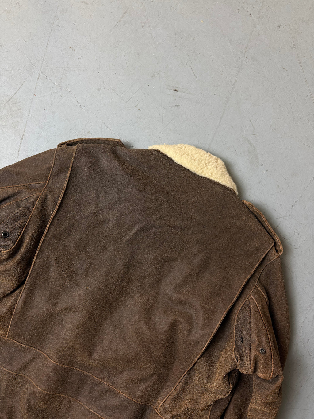 Detailbild von einer Vintage Heavy Brown Leather Jacket von hinten