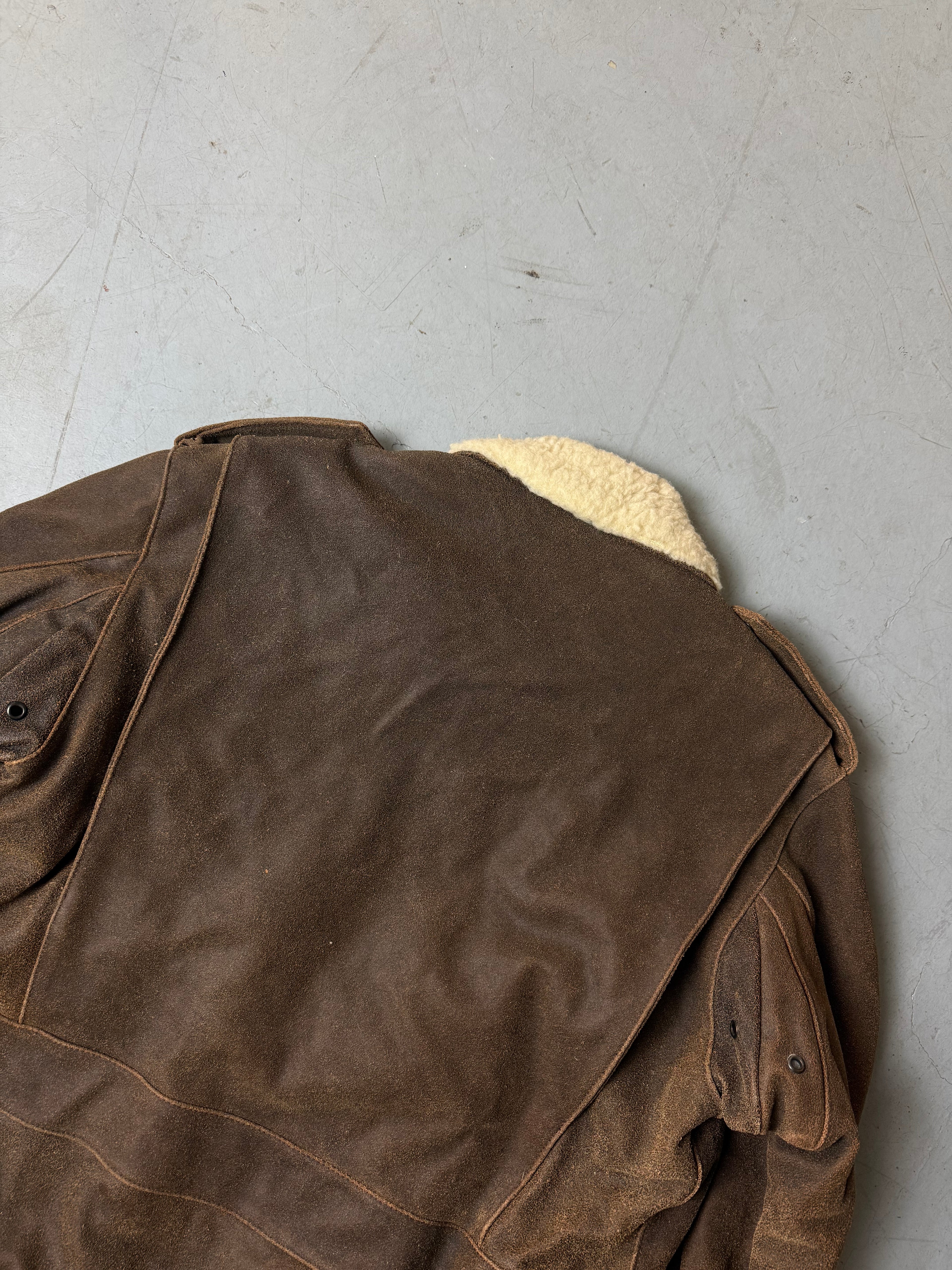 Detailbild von einer Vintage Heavy Brown Leather Jacket von hinten
