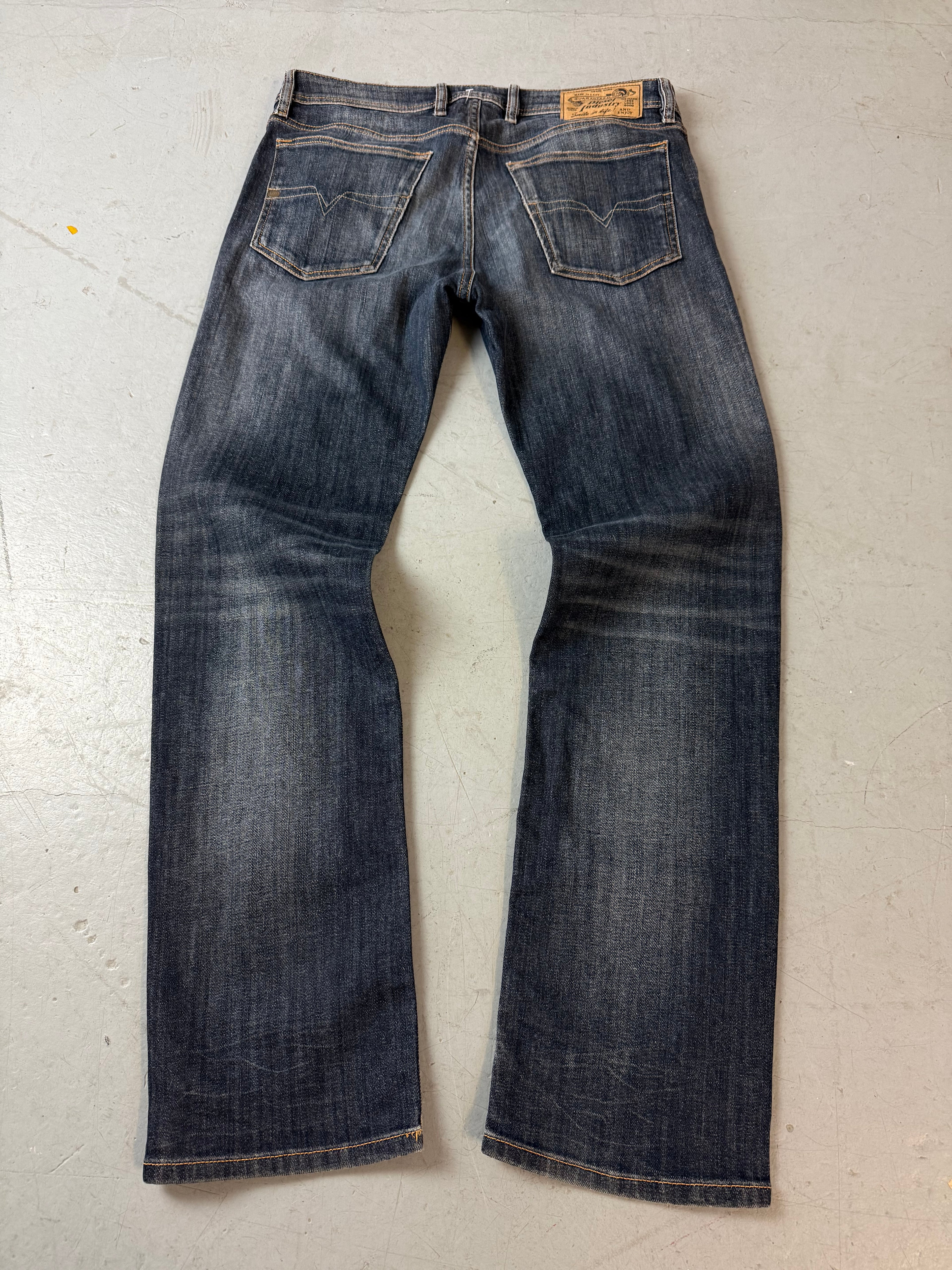 Vintage Diesel Waykee Straight Leg Jeans für Herren. Y2K Second Hand 2000s Fashion