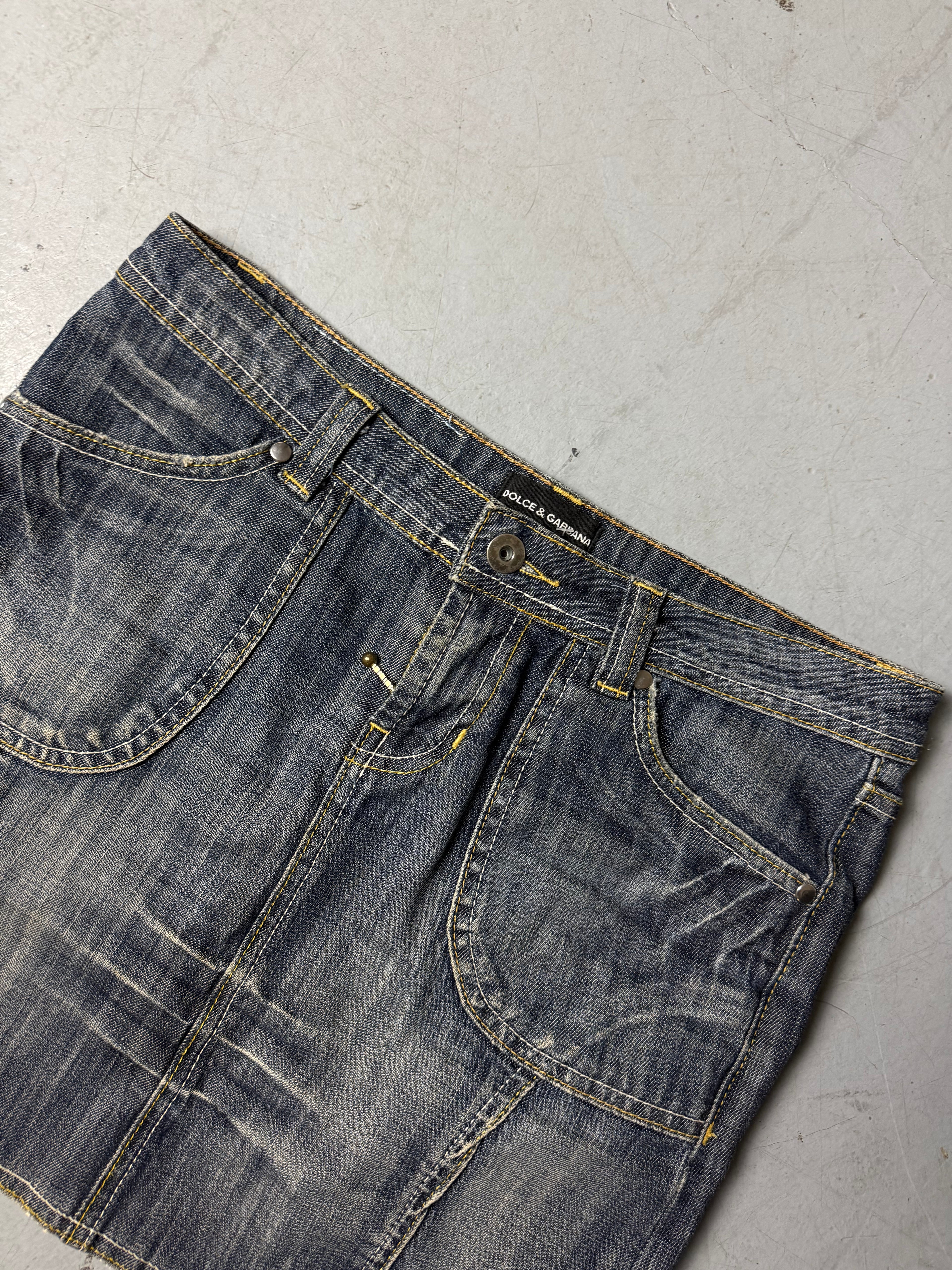 Detailliertes Produktbild von Vintage Dolce&Gabbana Denim Mini Skirt S/M von vorne 