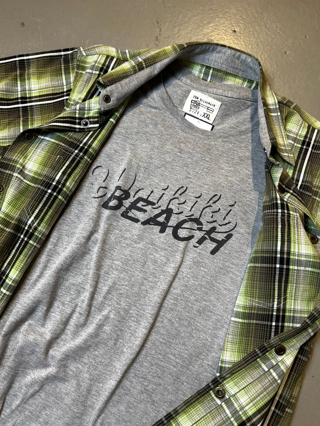 Ein Grün kariertes kurzärmliges Hemd mit einem grauen T-Shirt darunter in XL
