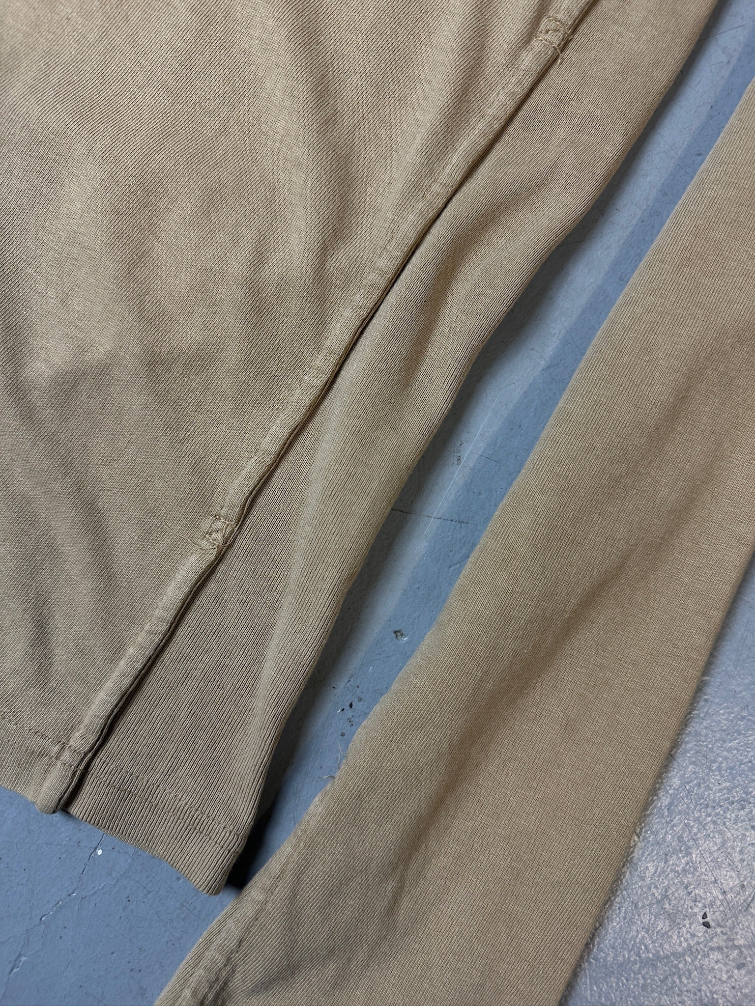 Detailliertes produktbild von braunem Diesel Langarm Shirt für grauem Boden  