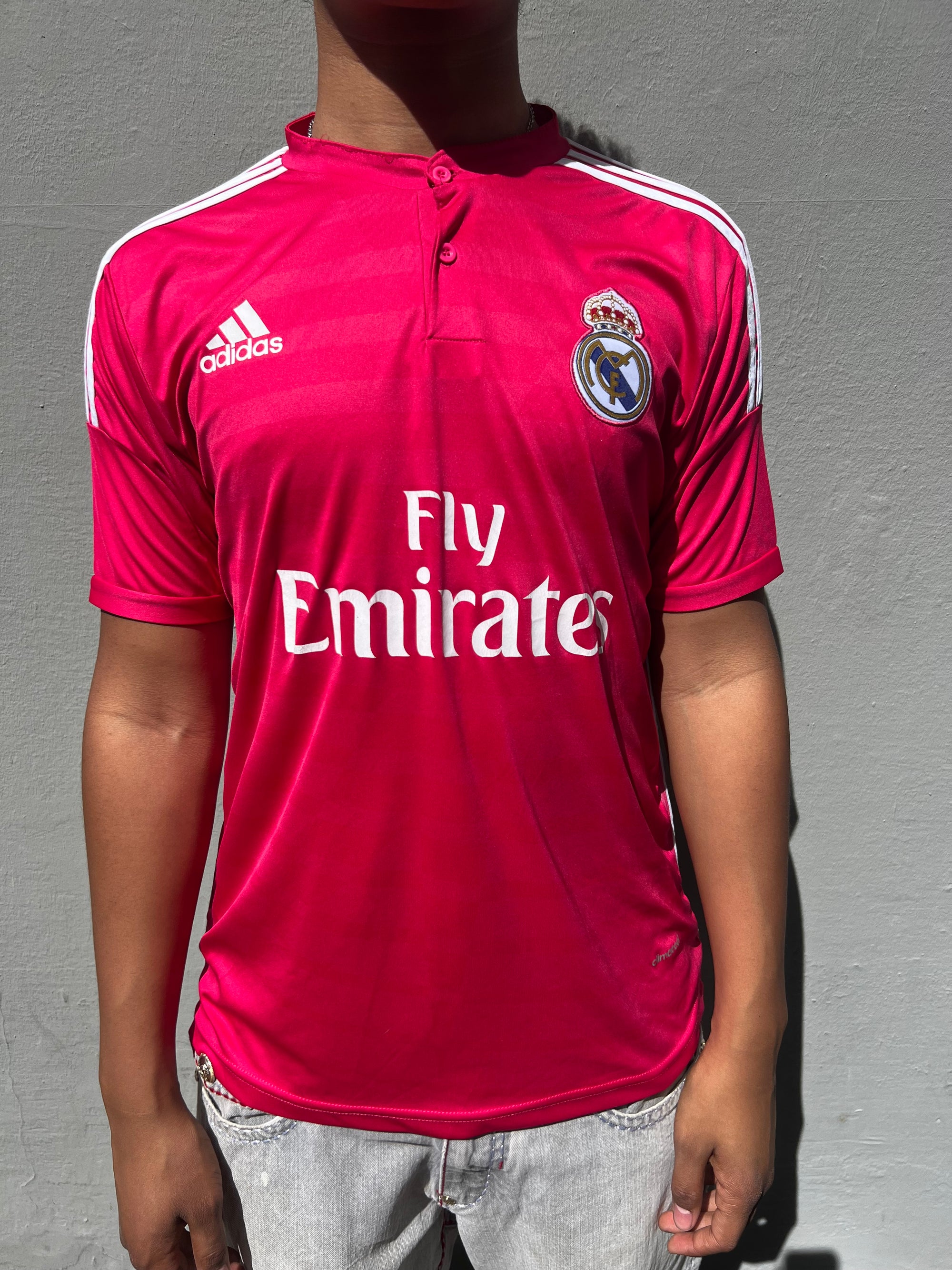 Ein pinkes Adidas Trikot von Real Madrid it Ronaldo hinten in M/L
