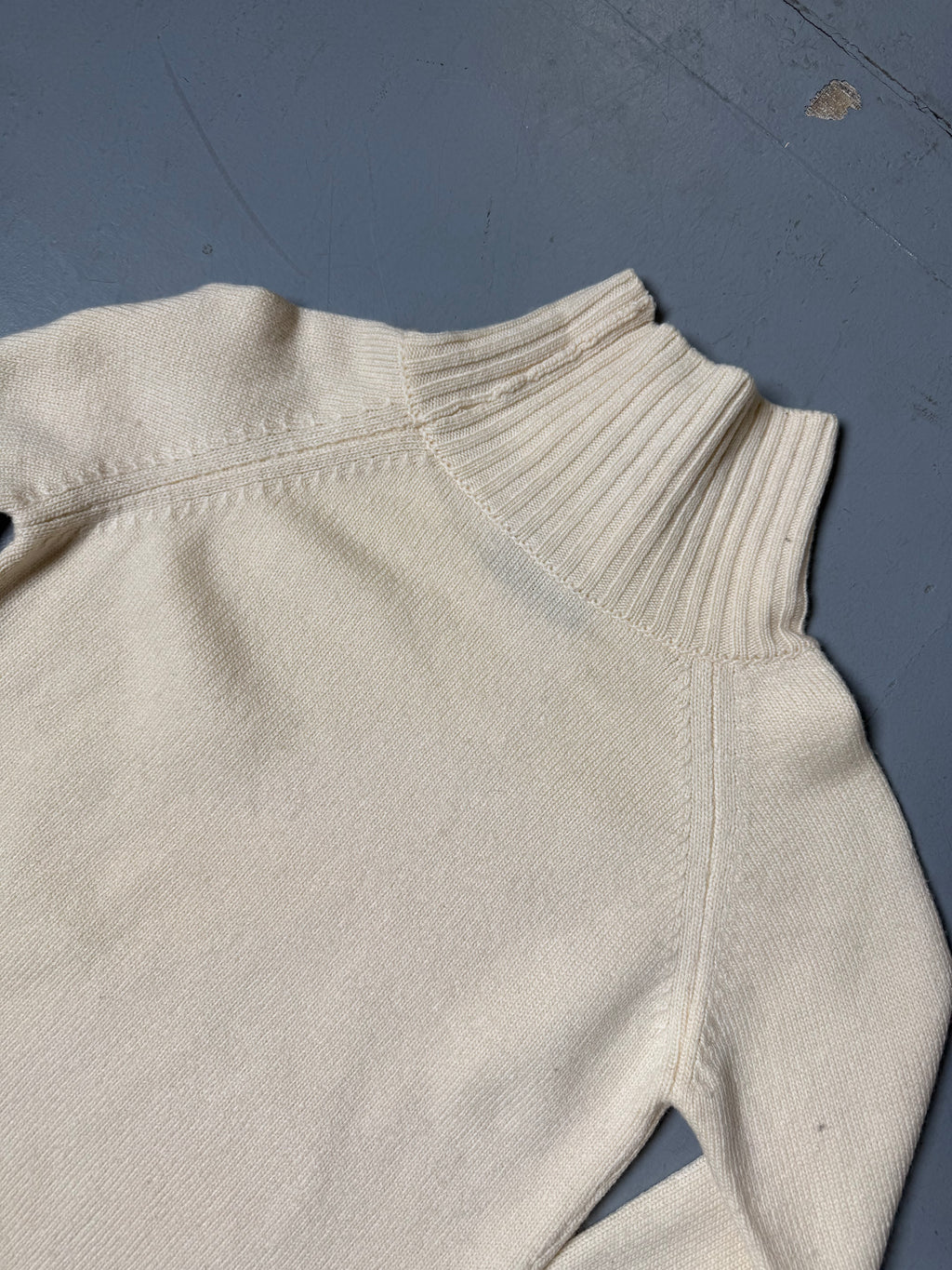 Vintage Lamborghini Cream Turtleneck Knit Sweater für Damen. Y2K Secondhand 2000s Fashion.